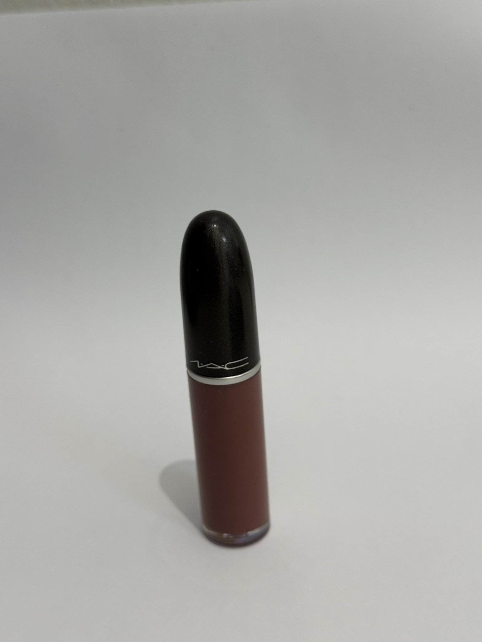 Batom líquido retro matte - Topped with Brandy MAC Vinho, Cinza, Bege - vista adicional 2
