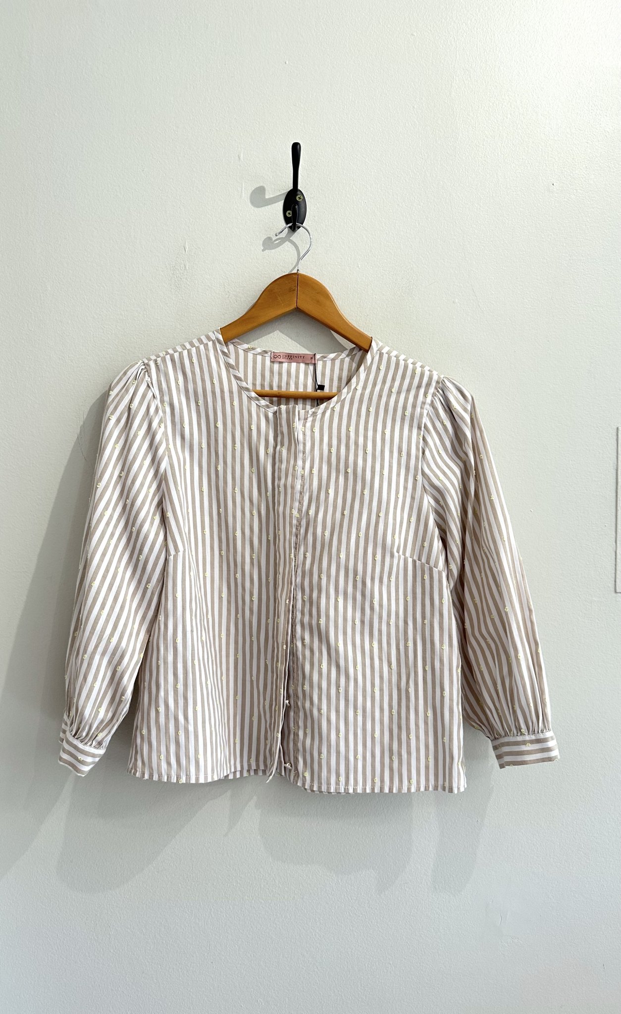 Blusa listrado bege e branco c/bordados amarelos de botões e m/longa Inffinty - P branco, amarelo, bege tamanho P - foto principal