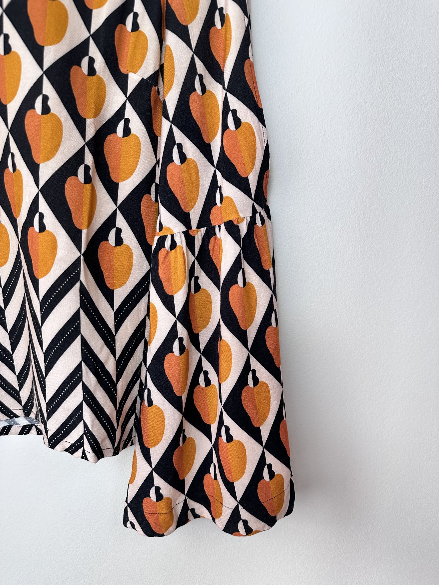 Blusa estampa caju Farm - M Laranja, Amarelo, Preto tamanho M - vista adicional 2