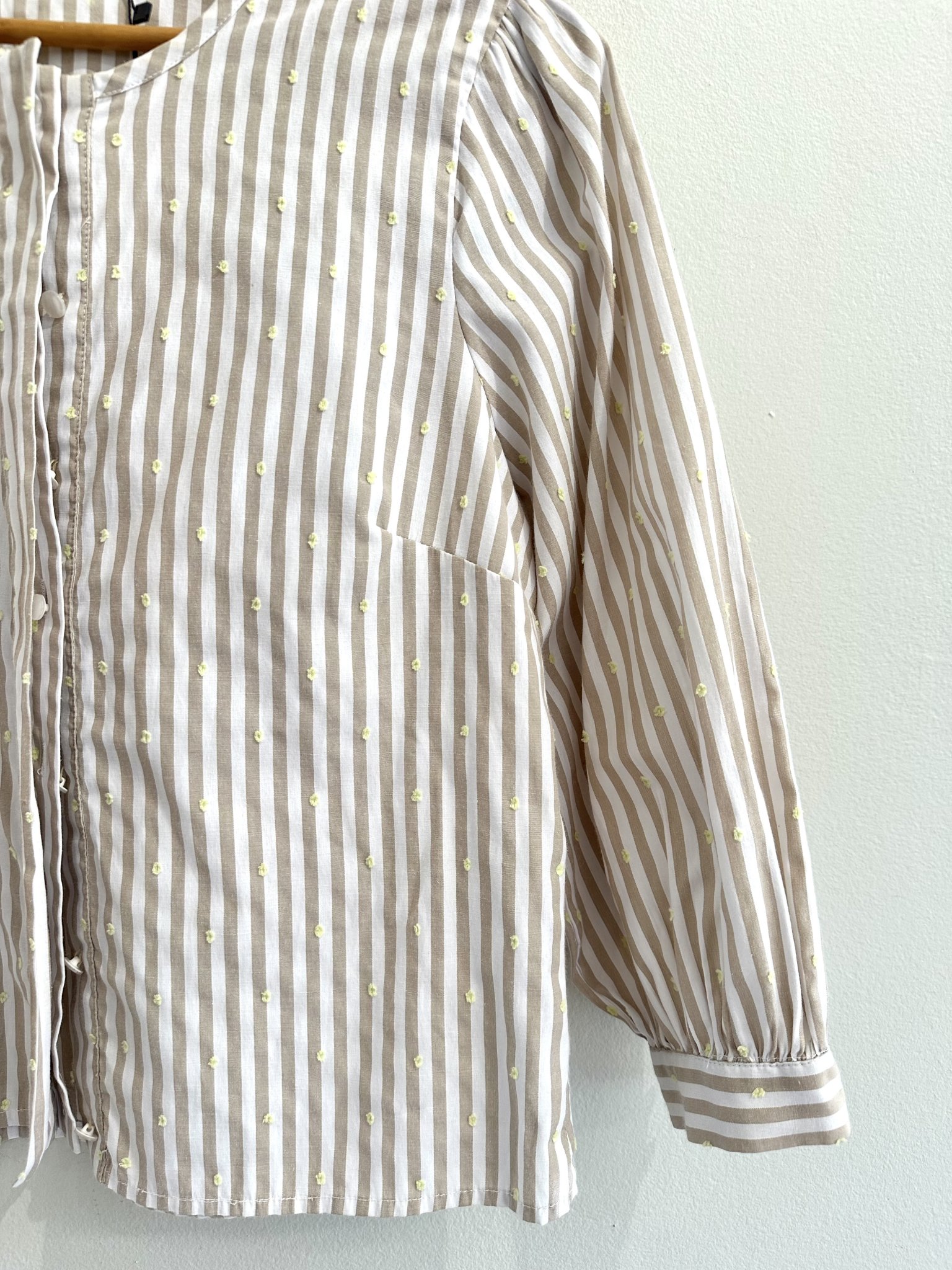 Blusa listrado bege e branco c/bordados amarelos de botões e m/longa Inffinty - P branco, amarelo, bege tamanho P - vista adicional 2