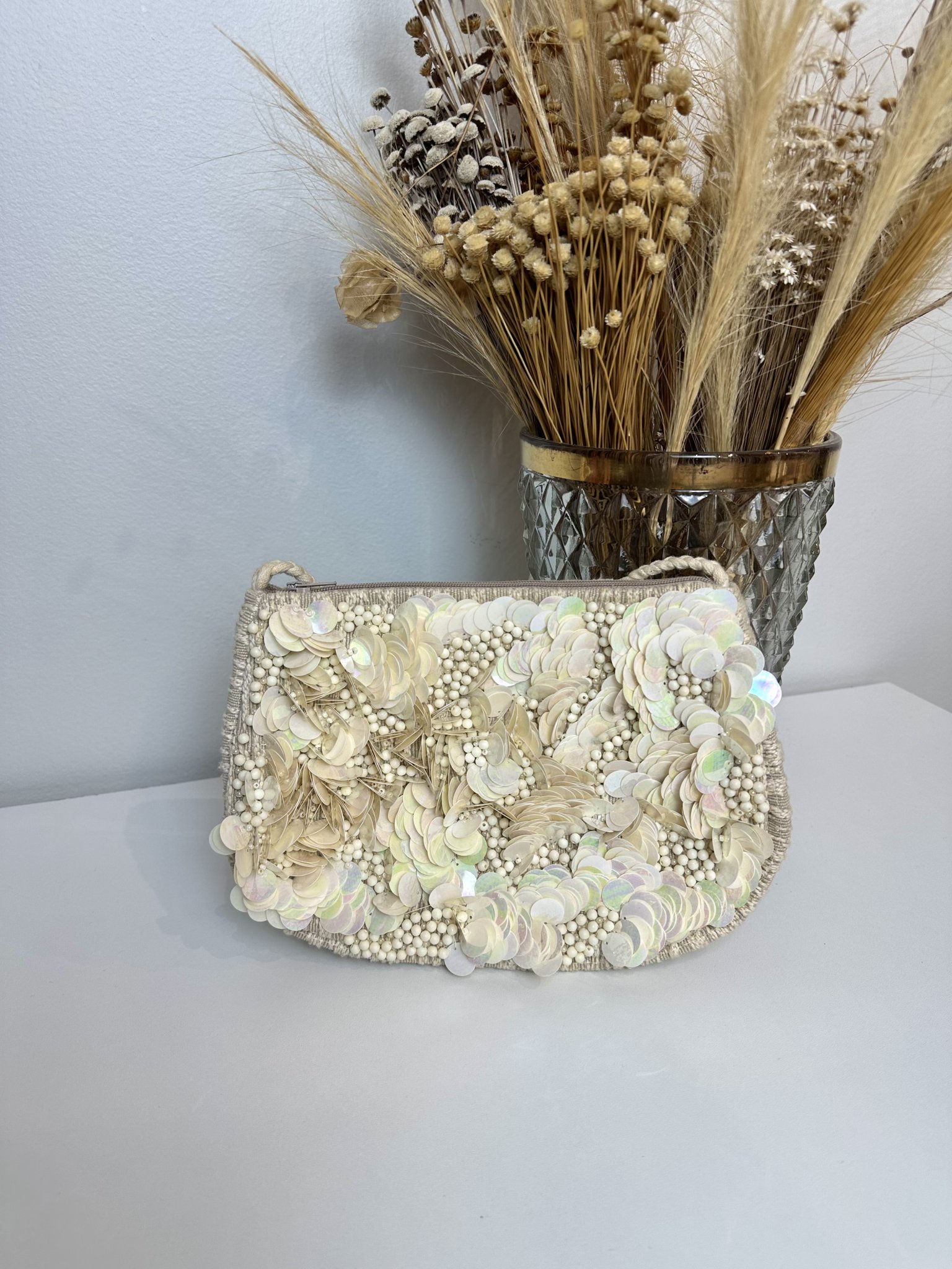 Bolsa artesanal bordada em lantejoulas de miçangas Clarice - foto principal