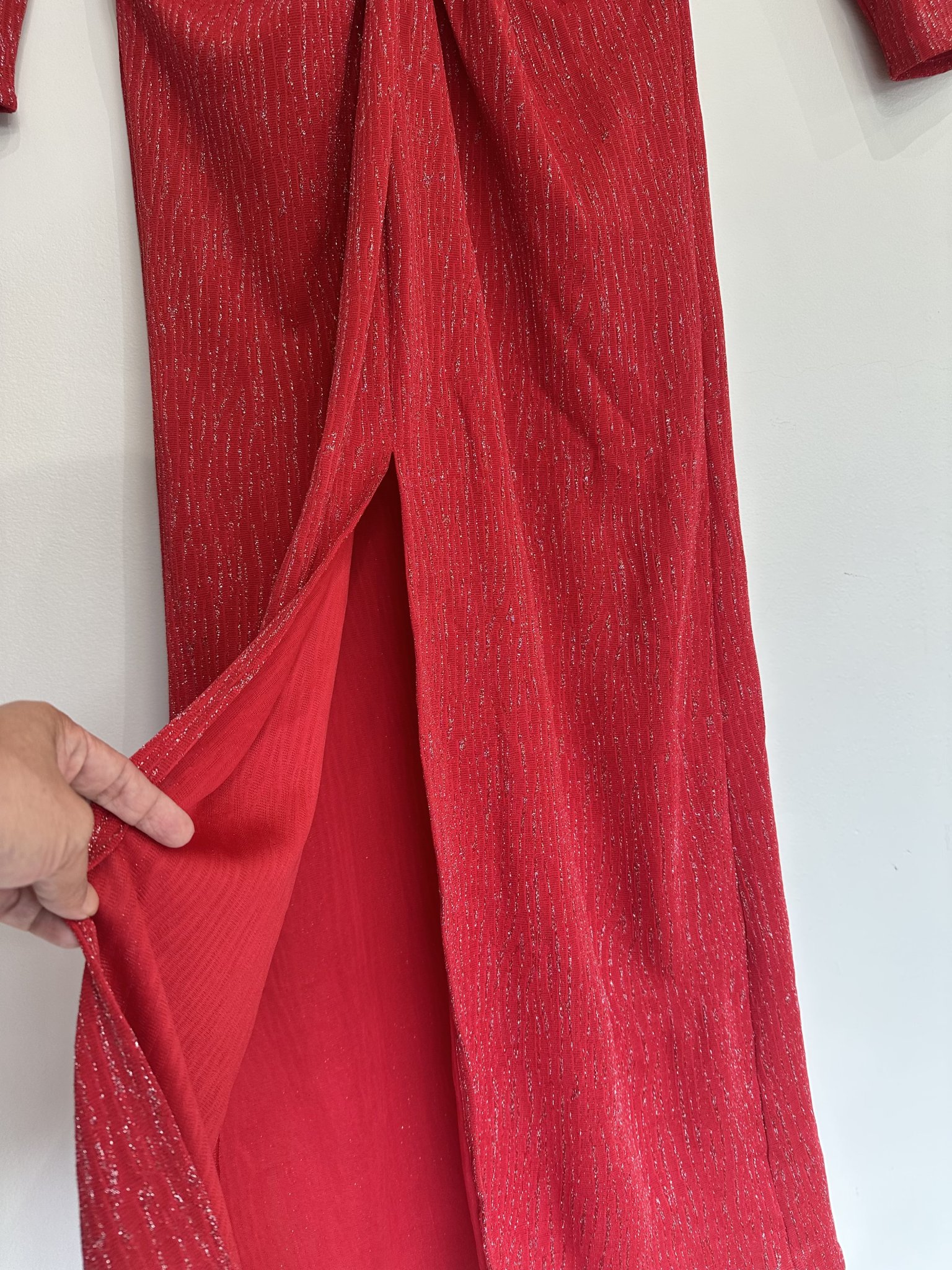 Vestido longo vermelho m/longa de lurex brilhoso Avanzzo - P/M tamanho P/M - vista adicional 2