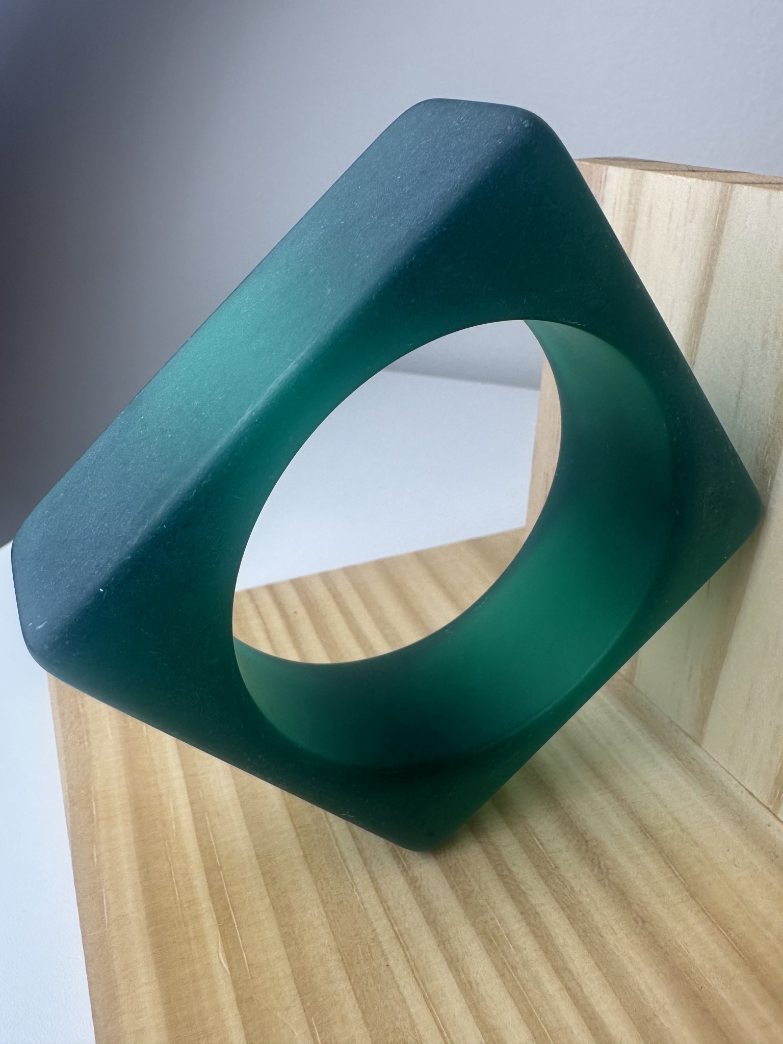 Pulseira verde quadrada de acrílico Paula - vista adicional 4