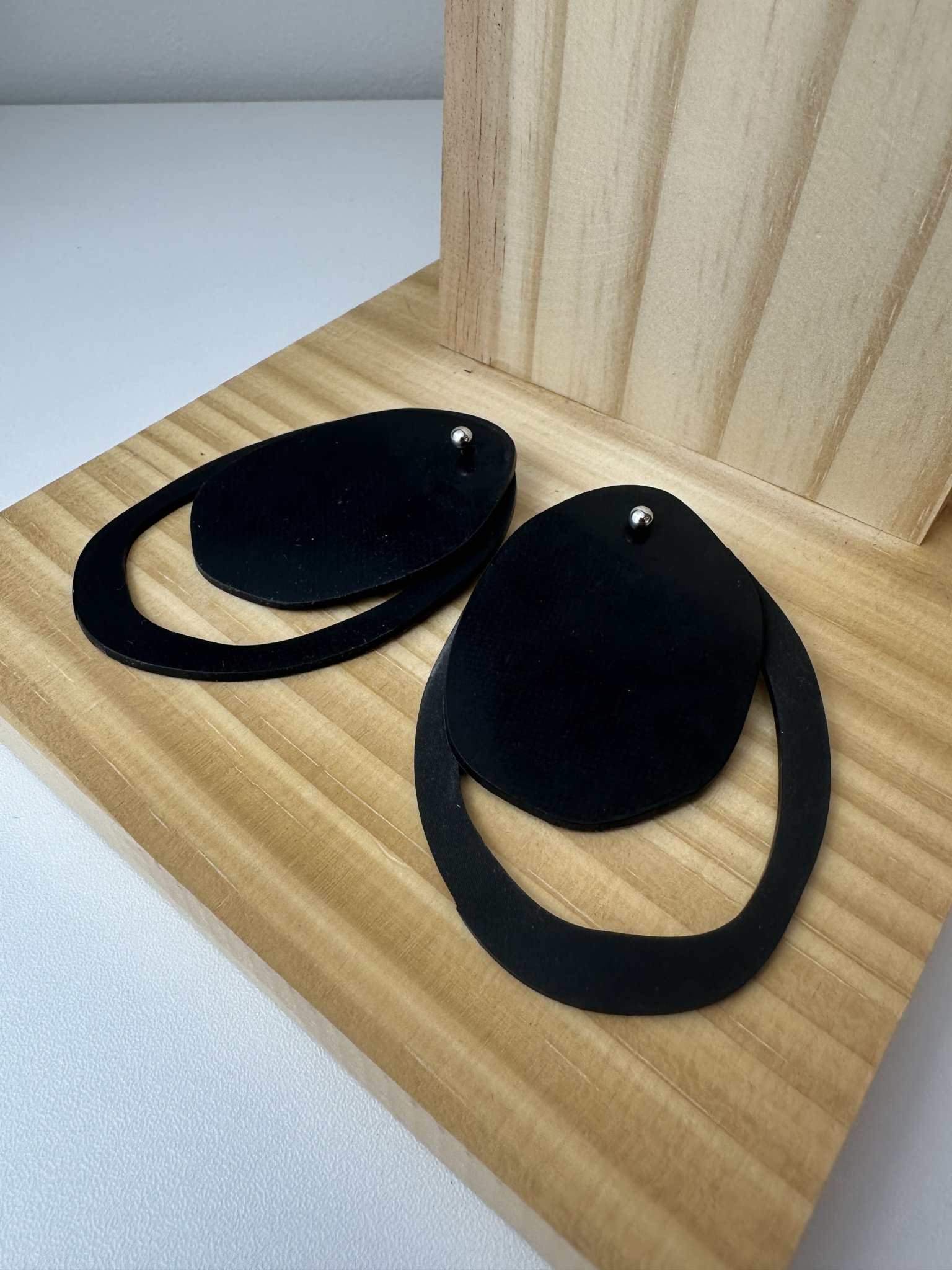 Brinco circulo forms preto emborrachado Soneto Jewelry - vista adicional 2