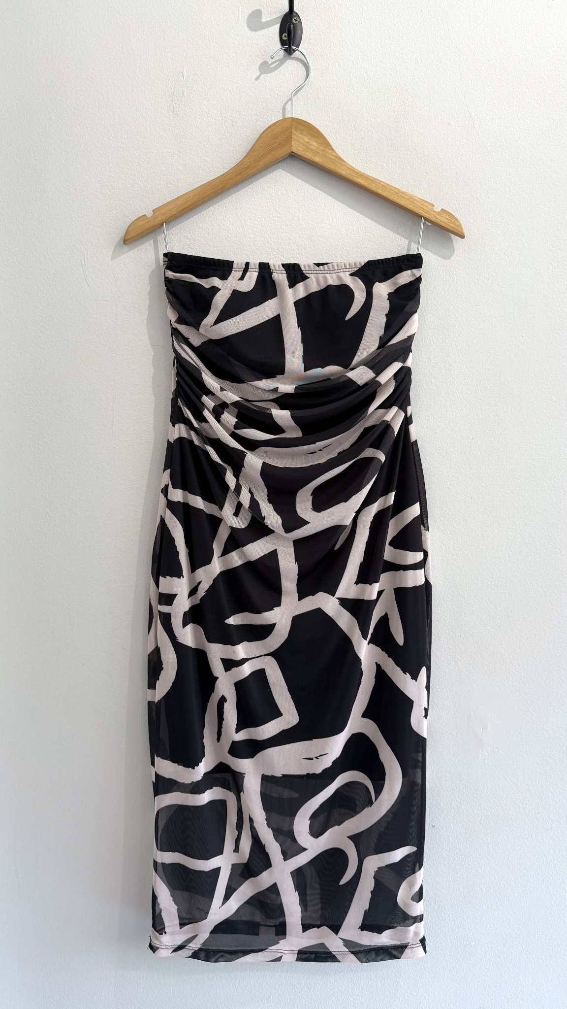 Vestido tomara que caia preto e bege estampa abstrata de tule - M preto, bege tamanho M - foto principal