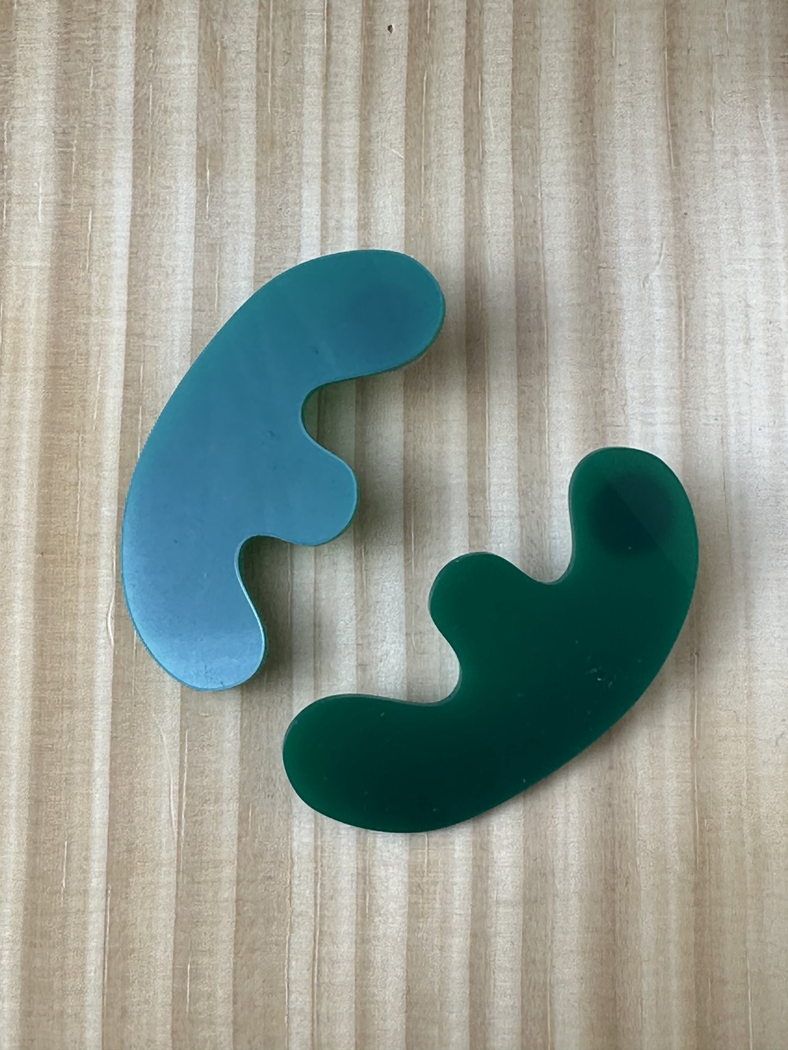 Brinco abstrato forms dente verde Alice - vista adicional 4