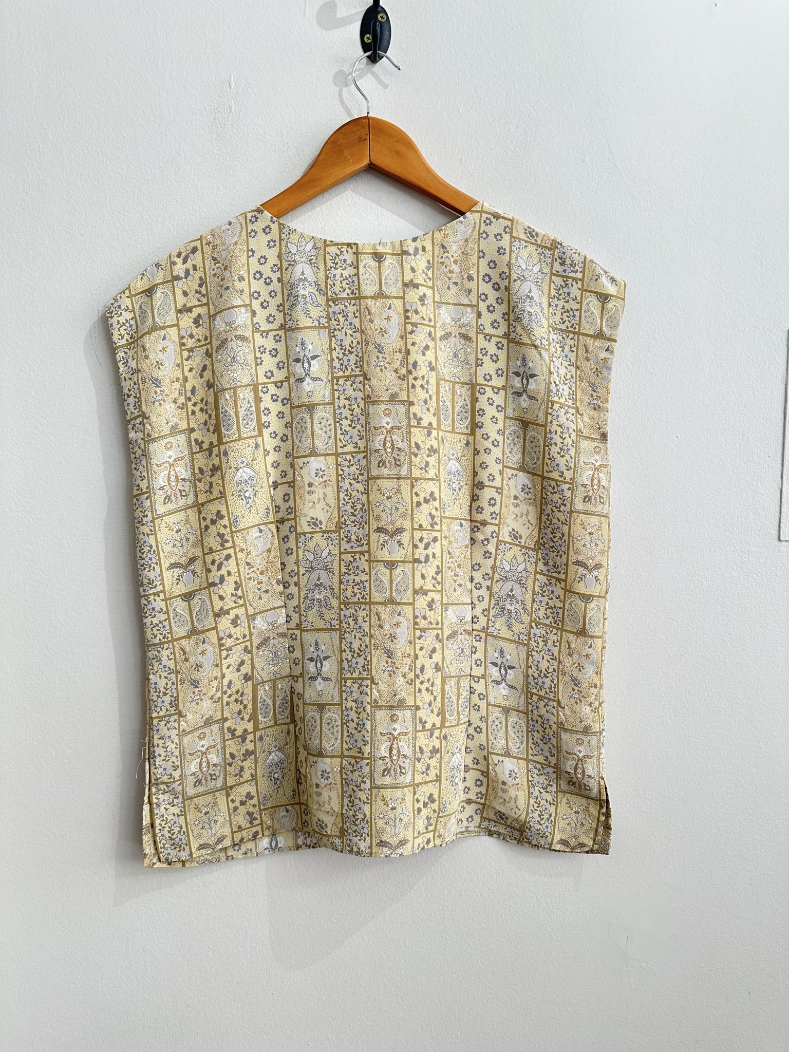 Blusa creme estampa floral s/manga vintage s/marca - M Bege tamanho M - vista adicional 3