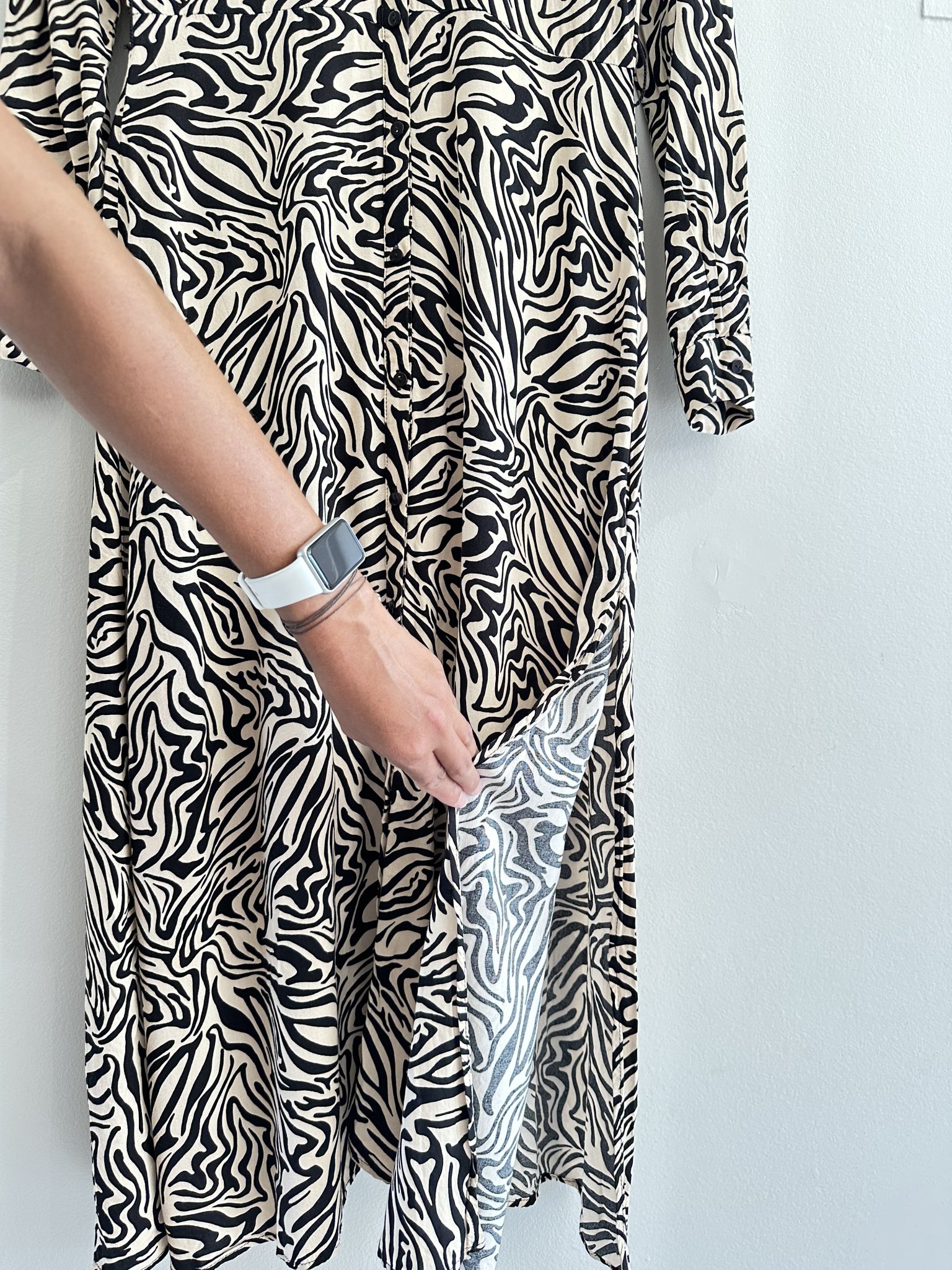 Vestido chemise longo P&B zebra m/longa Stradivarius - P Preto, Branco tamanho P - vista adicional 3