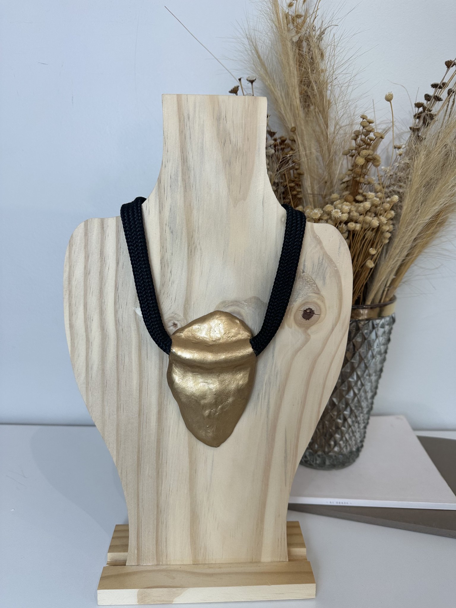 Colar artesanal orgânico língua dourada Adedo Azul, Cinza - vista adicional 2
