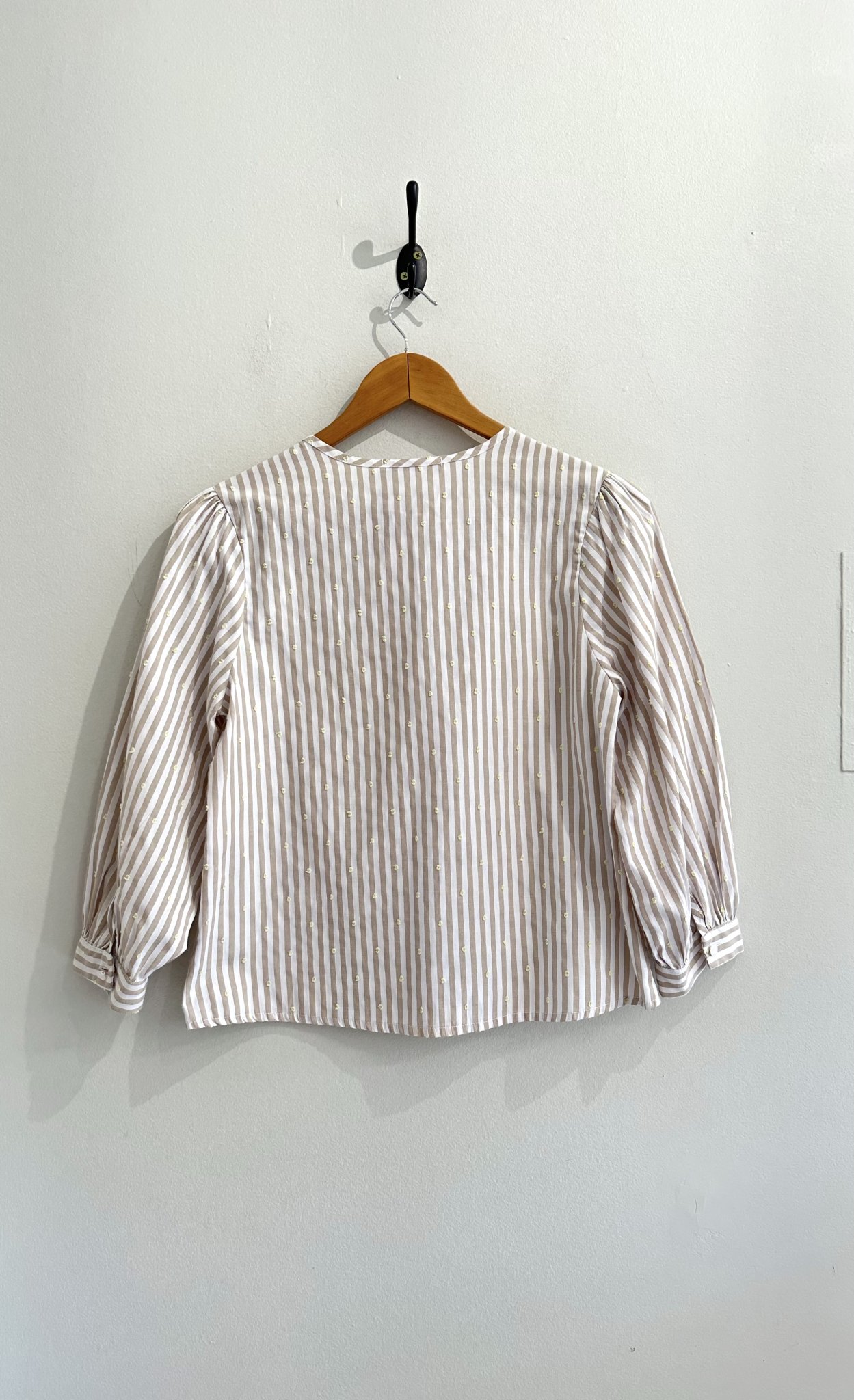 Blusa listrado bege e branco c/bordados amarelos de botões e m/longa Inffinty - P branco, amarelo, bege tamanho P - vista adicional 4