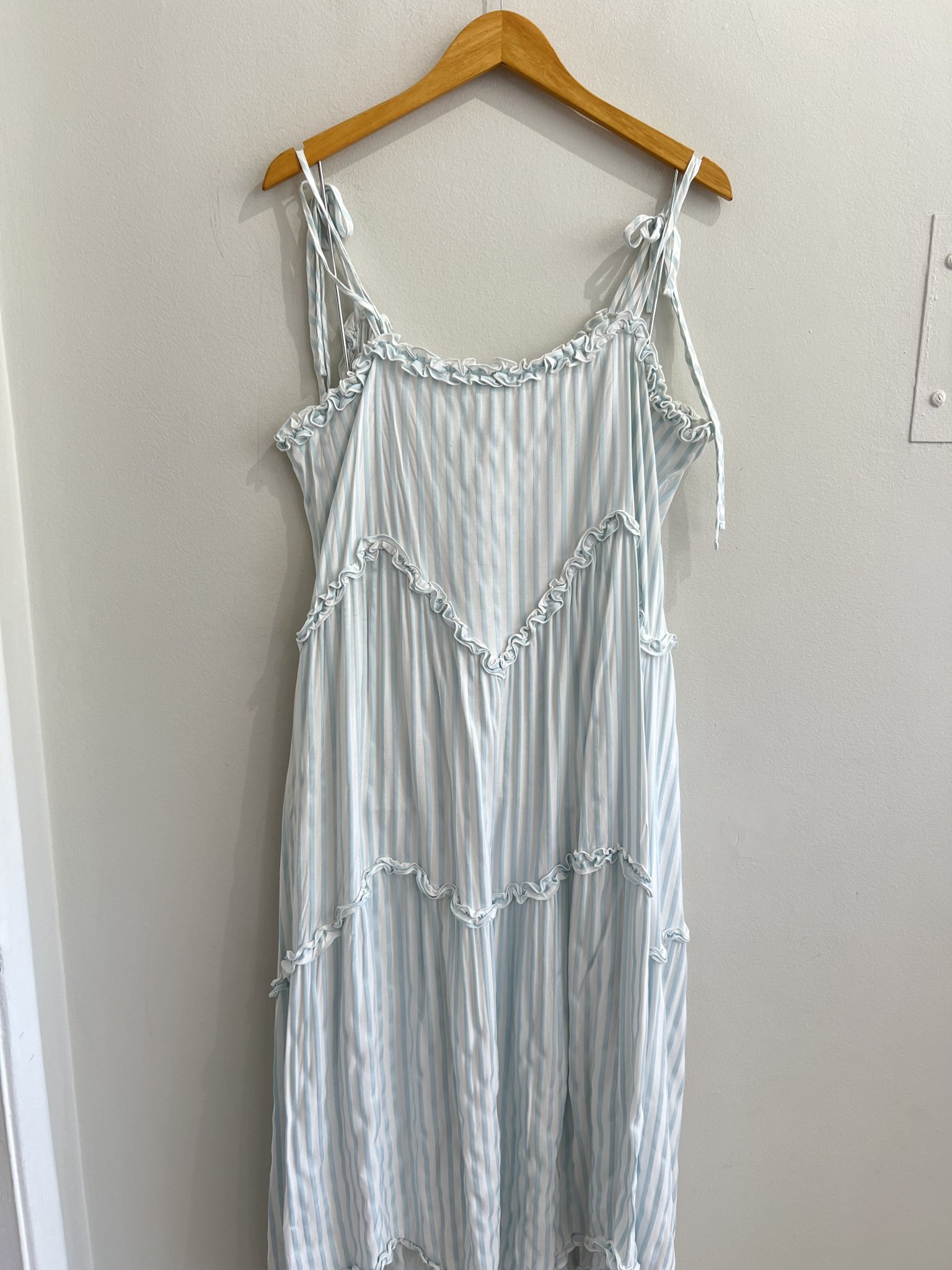Vestido listrado azul e branco de alcinha e babados Batiche - M branco, azul tamanho M - vista adicional 4