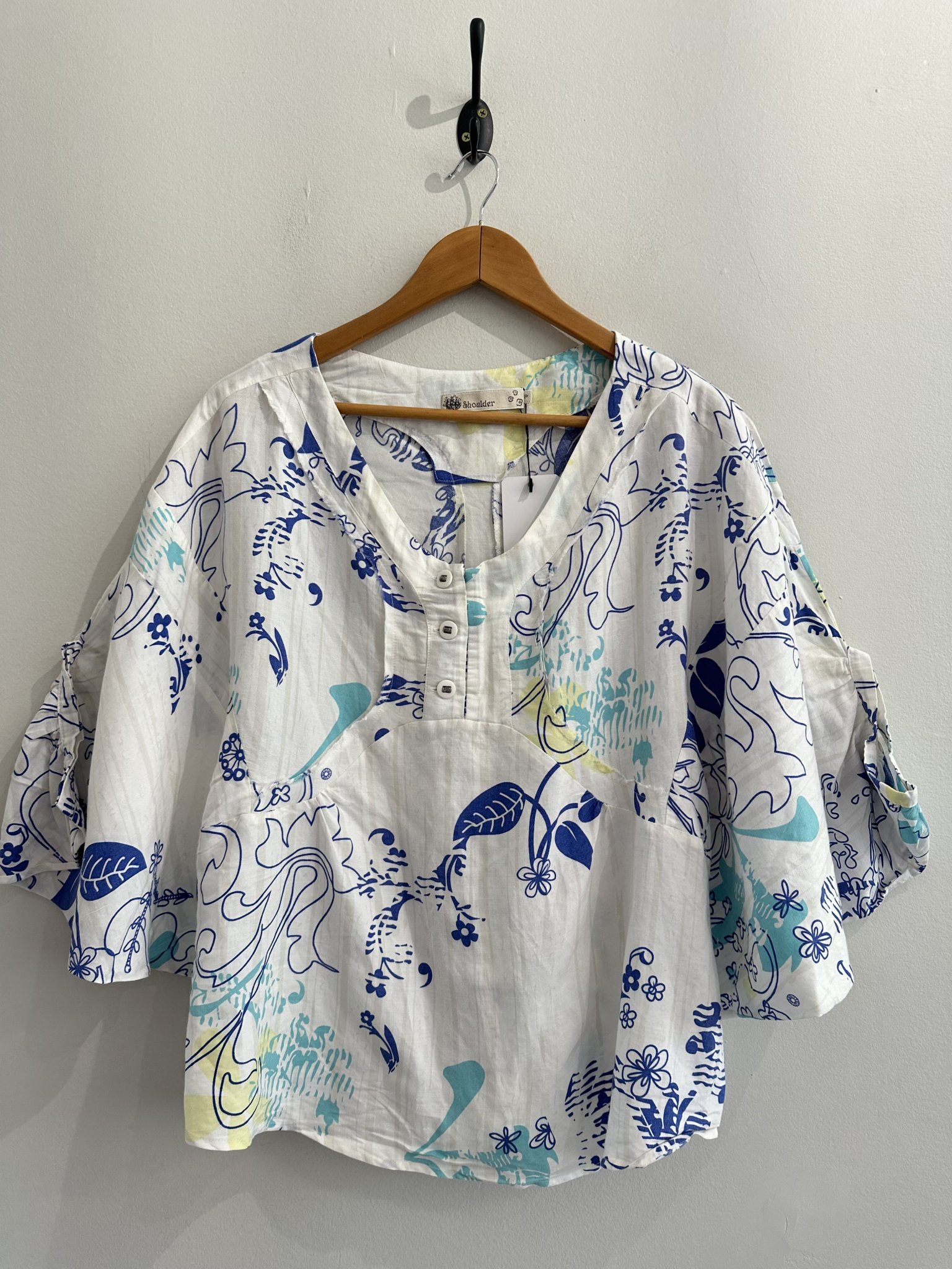Blusa floral branco e azul de botões manga morcego Shoulder - P branco, azul tamanho P - vista adicional 2
