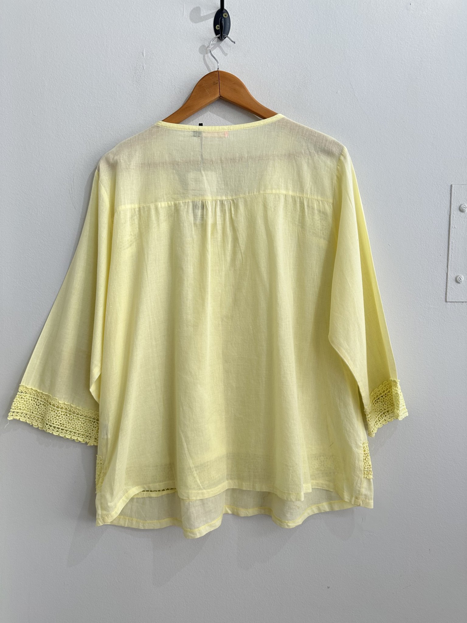 Blusa amarela c/bordados laise m/longa de algodão - G2 Amarelo - vista adicional 3