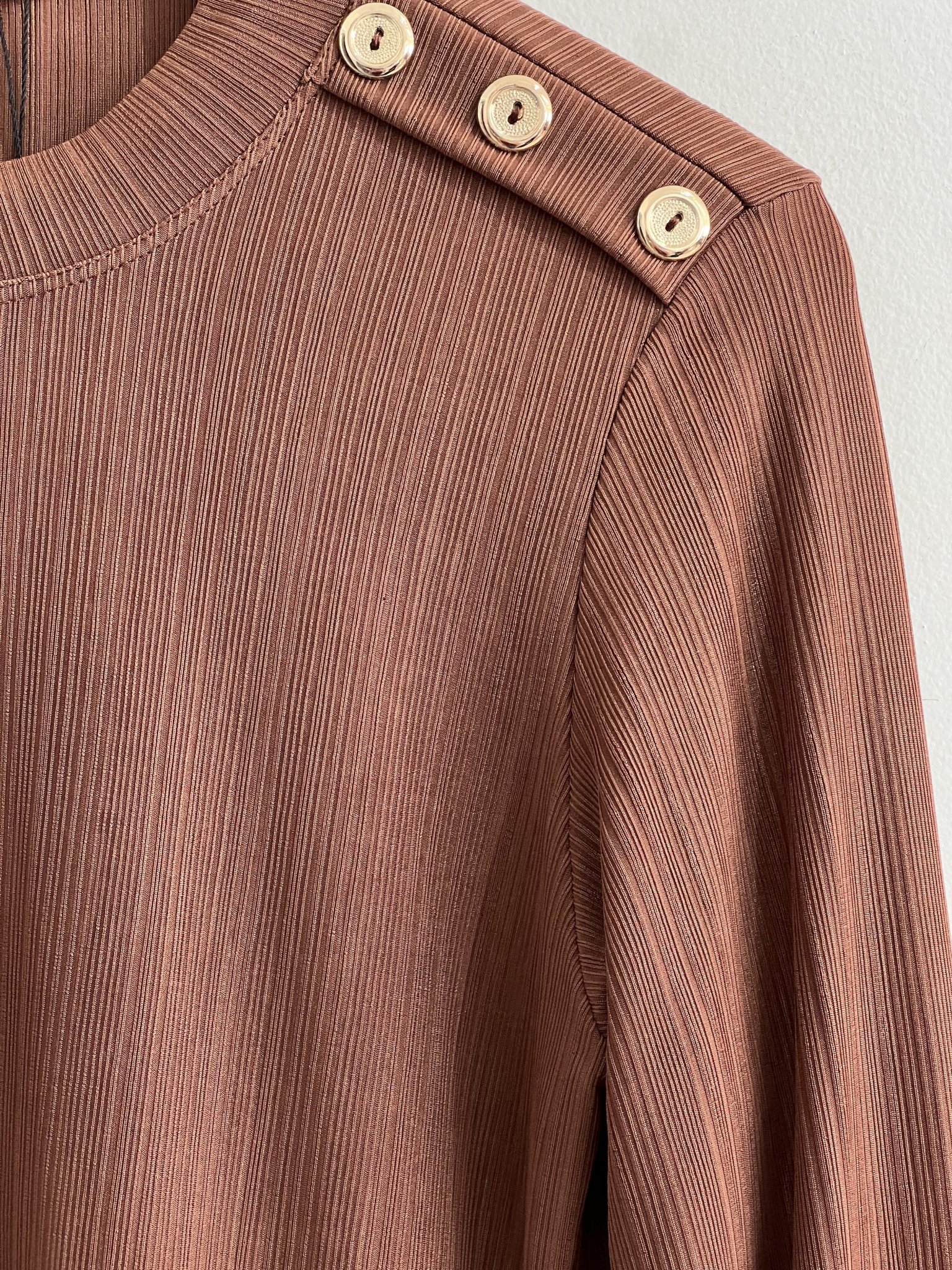 Blusa marrom texturizada m/longa c/botões dourados nos ombros Karina Rabello - G marrom, dourado tamanho G - vista adicional 2