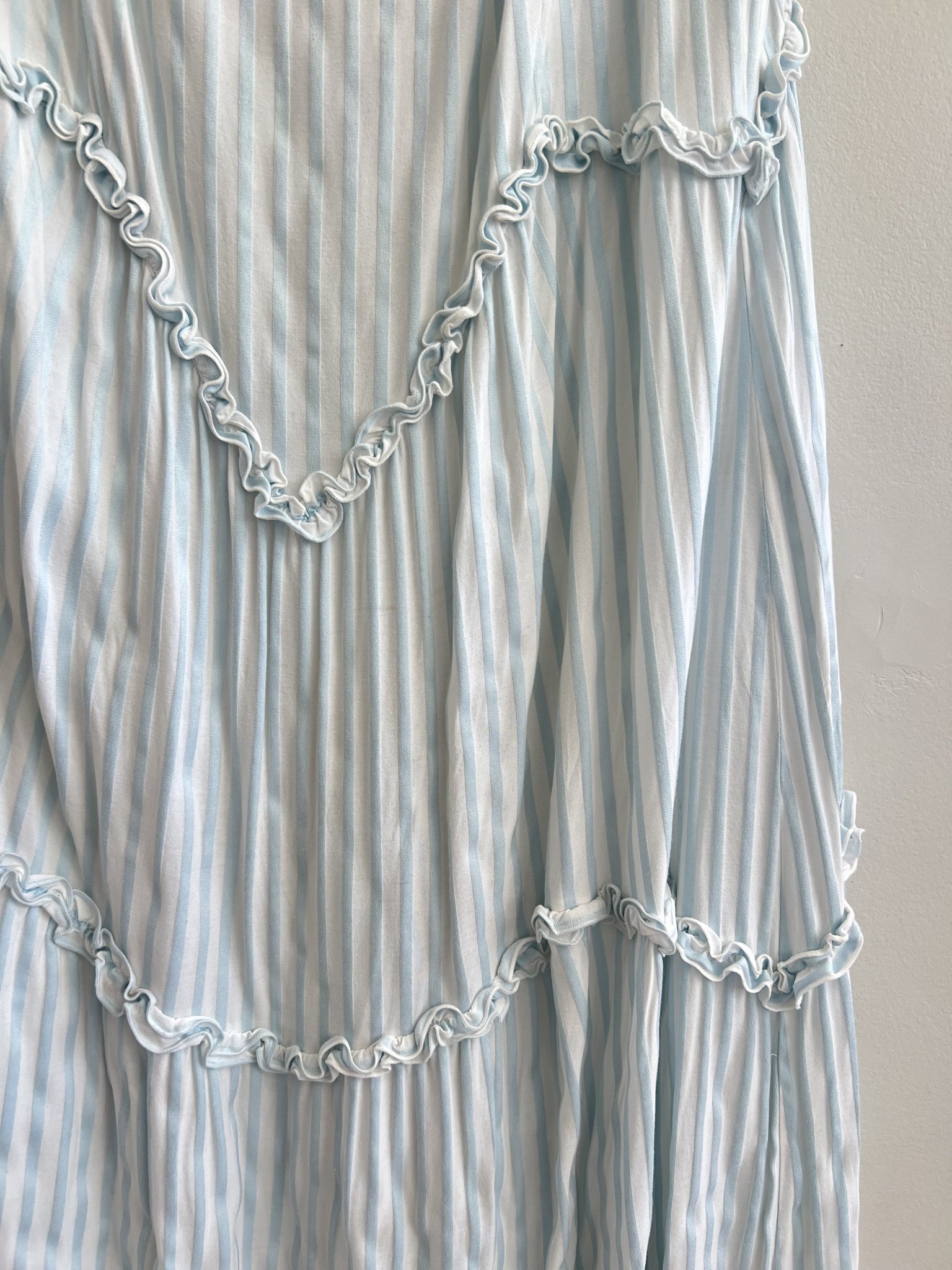 Vestido listrado azul e branco de alcinha e babados Batiche - M branco, azul tamanho M - vista adicional 5