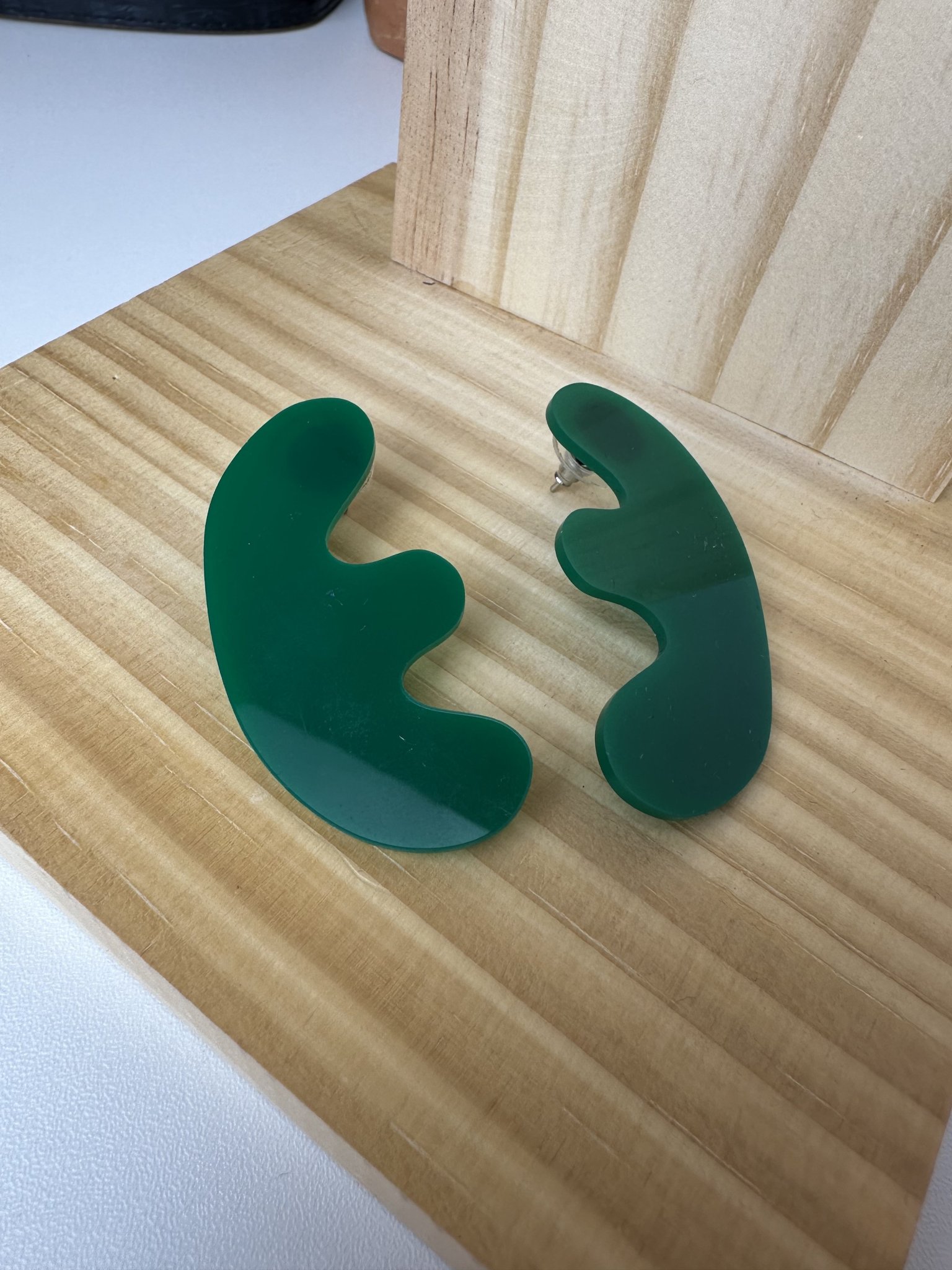 Brinco abstrato forms dente verde Alice - vista adicional 2