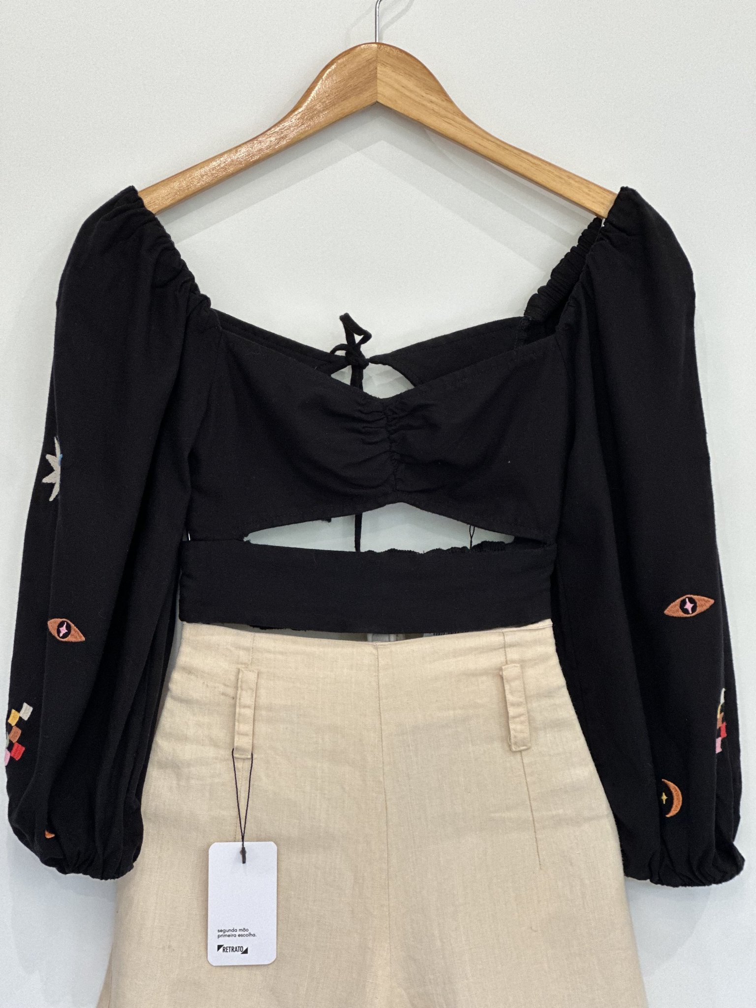 Cropped preto com bordados Dress To - PP tamanho PP - vista adicional 2