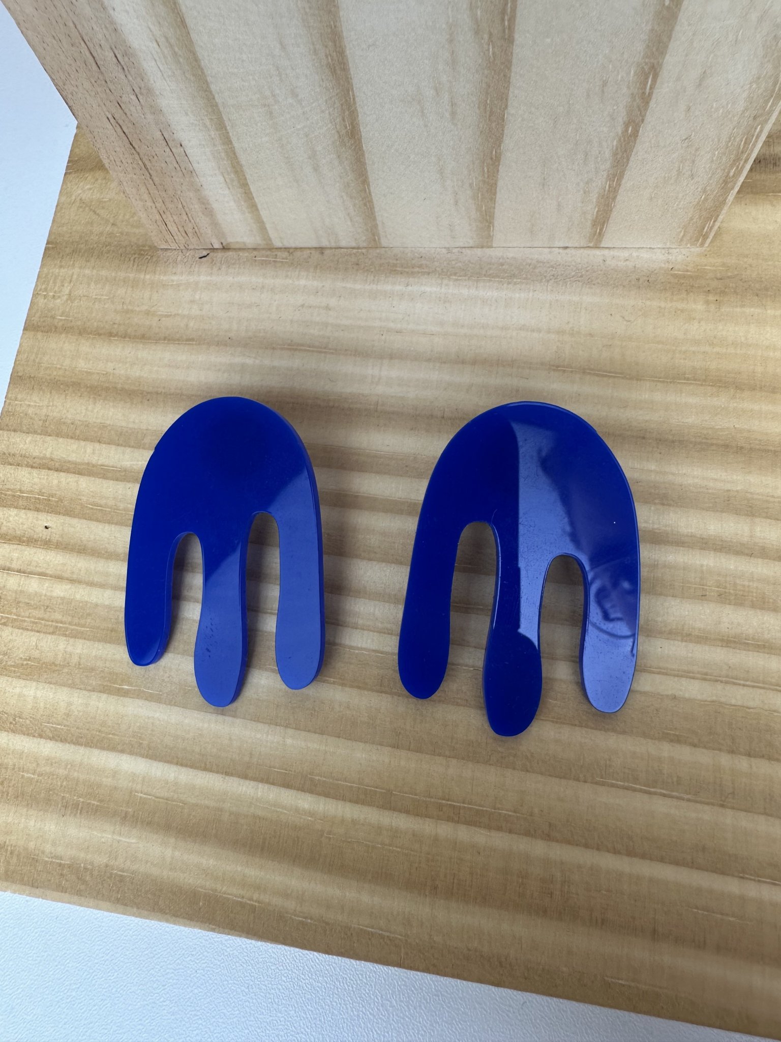 Brinco abstrato forms dente azul Catarina - vista adicional 4