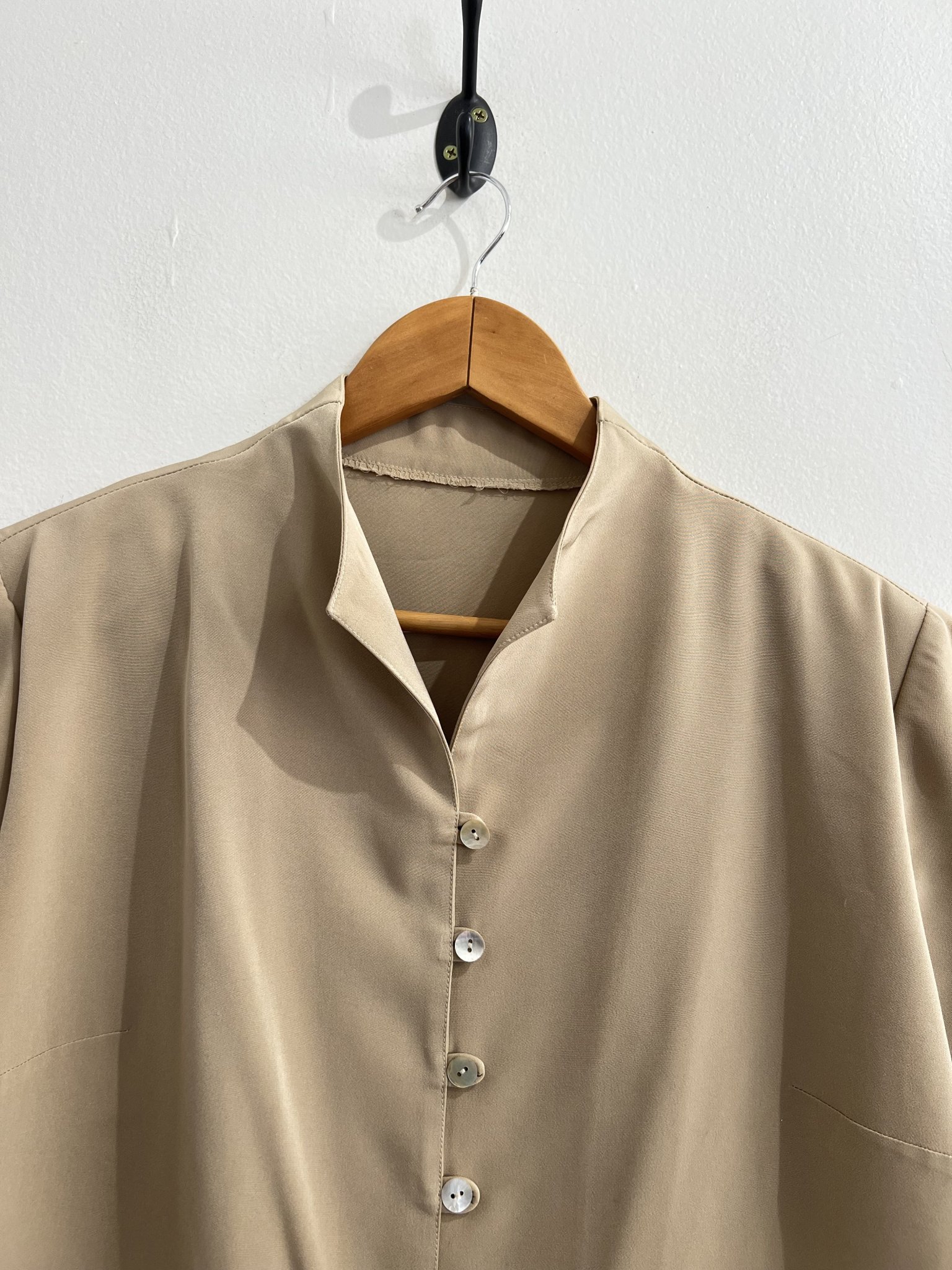 Blusa bege de botões madreperola - G tamanho G - vista adicional 3