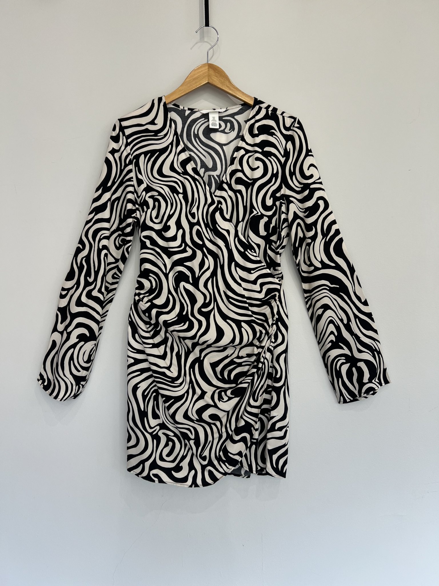 Vestido transpassado P&B estampa abstrata m/longa H&M - P Preto, Branco tamanho P - foto principal