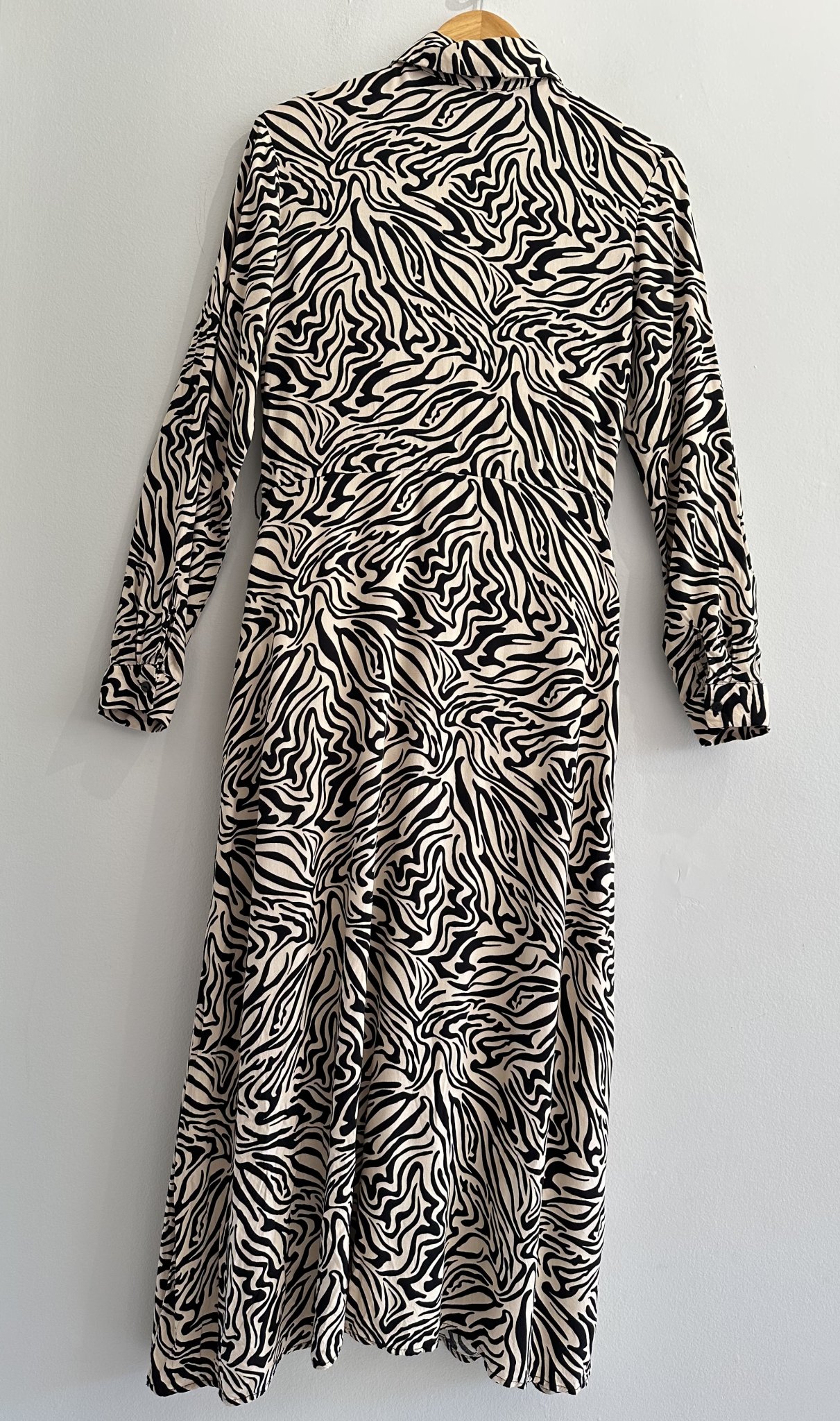 Vestido chemise longo P&B zebra m/longa Stradivarius - P Preto, Branco tamanho P - vista adicional 2