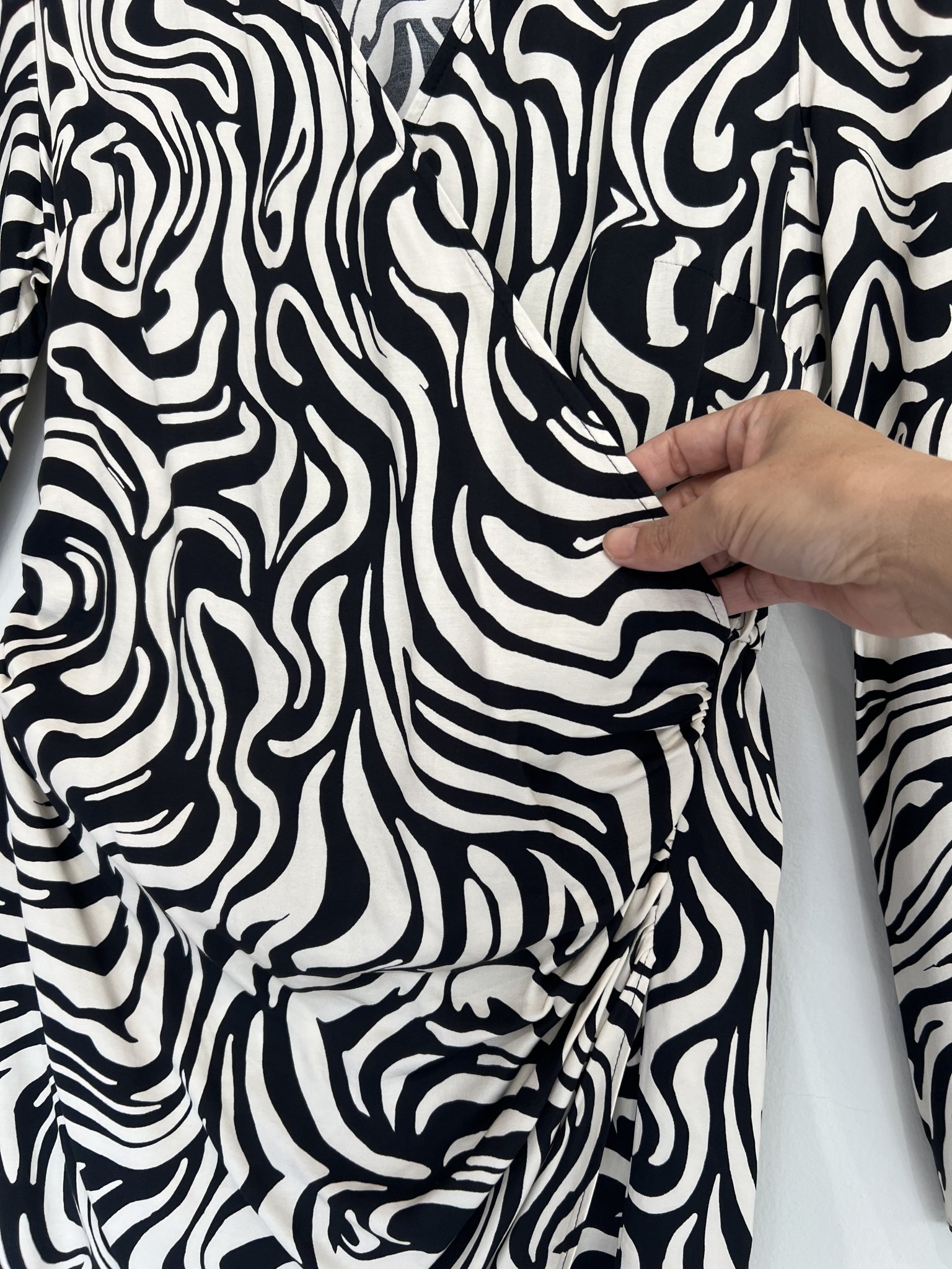 Vestido transpassado P&B estampa abstrata m/longa H&M - P Preto, Branco tamanho P - vista adicional 4