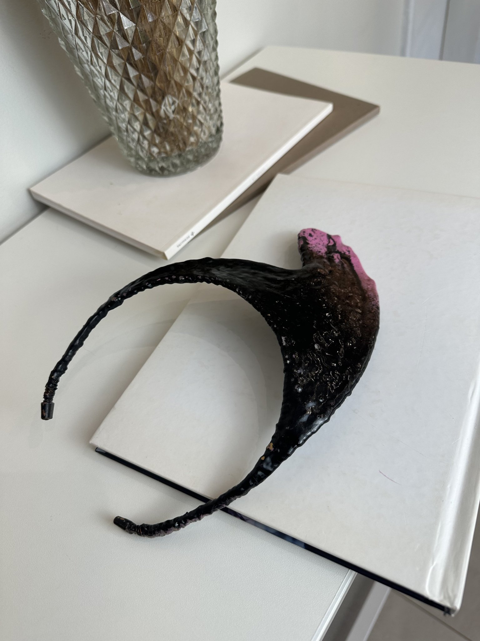 Colar artesanal orgânico preto e roxo Adedo preto, roxo - vista adicional 3