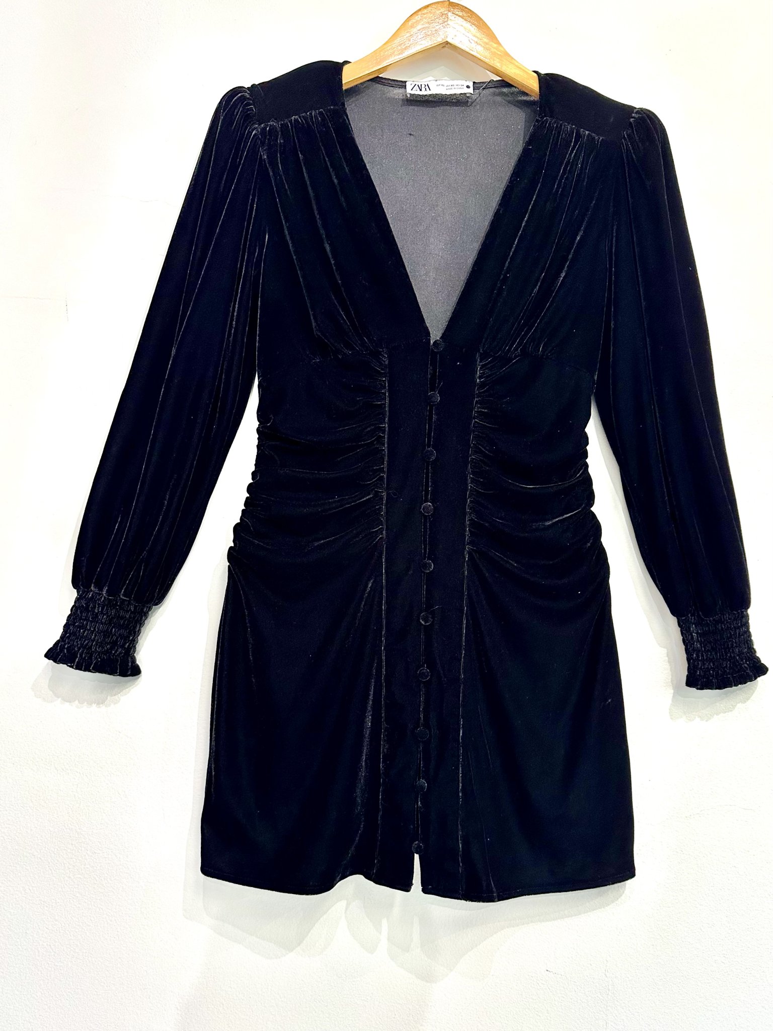 Vestido preto de veludo molhado m/longa e decote v Zara - PP tamanho PP - foto principal
