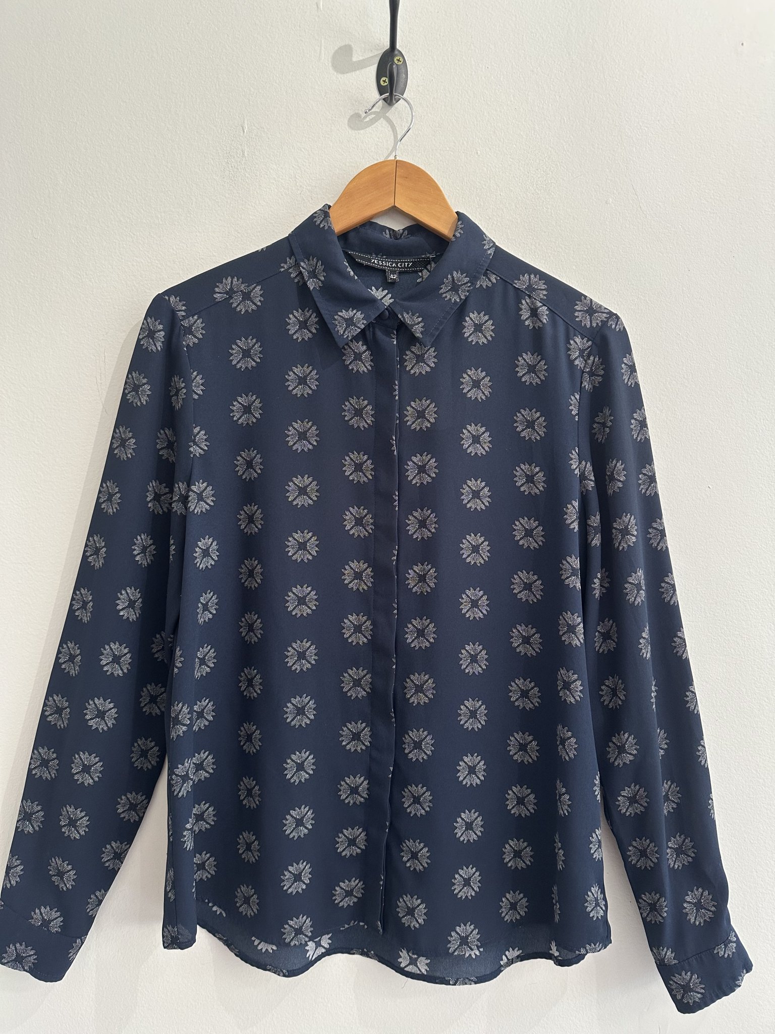 Camisa azul marinho estampa floral branca Yessica - 42 azul, azul-marinho tamanho 42 - foto principal