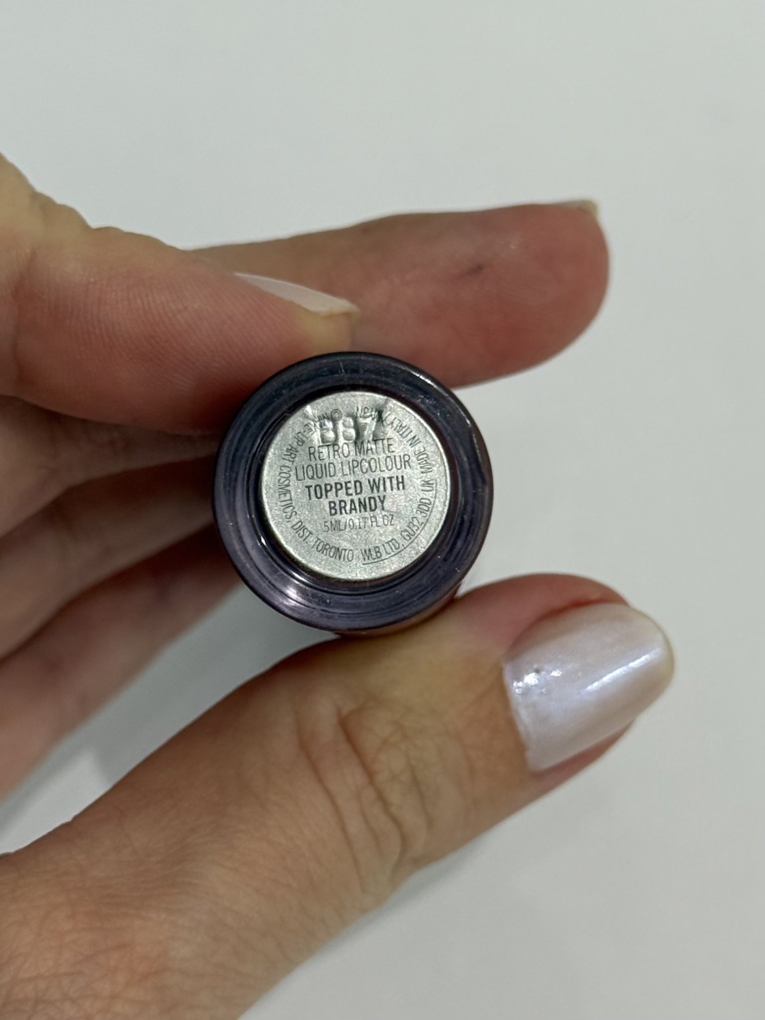 Batom MAC Impulsive linha Powder Kiss - 312 Preto, Azul-marinho - vista adicional 4