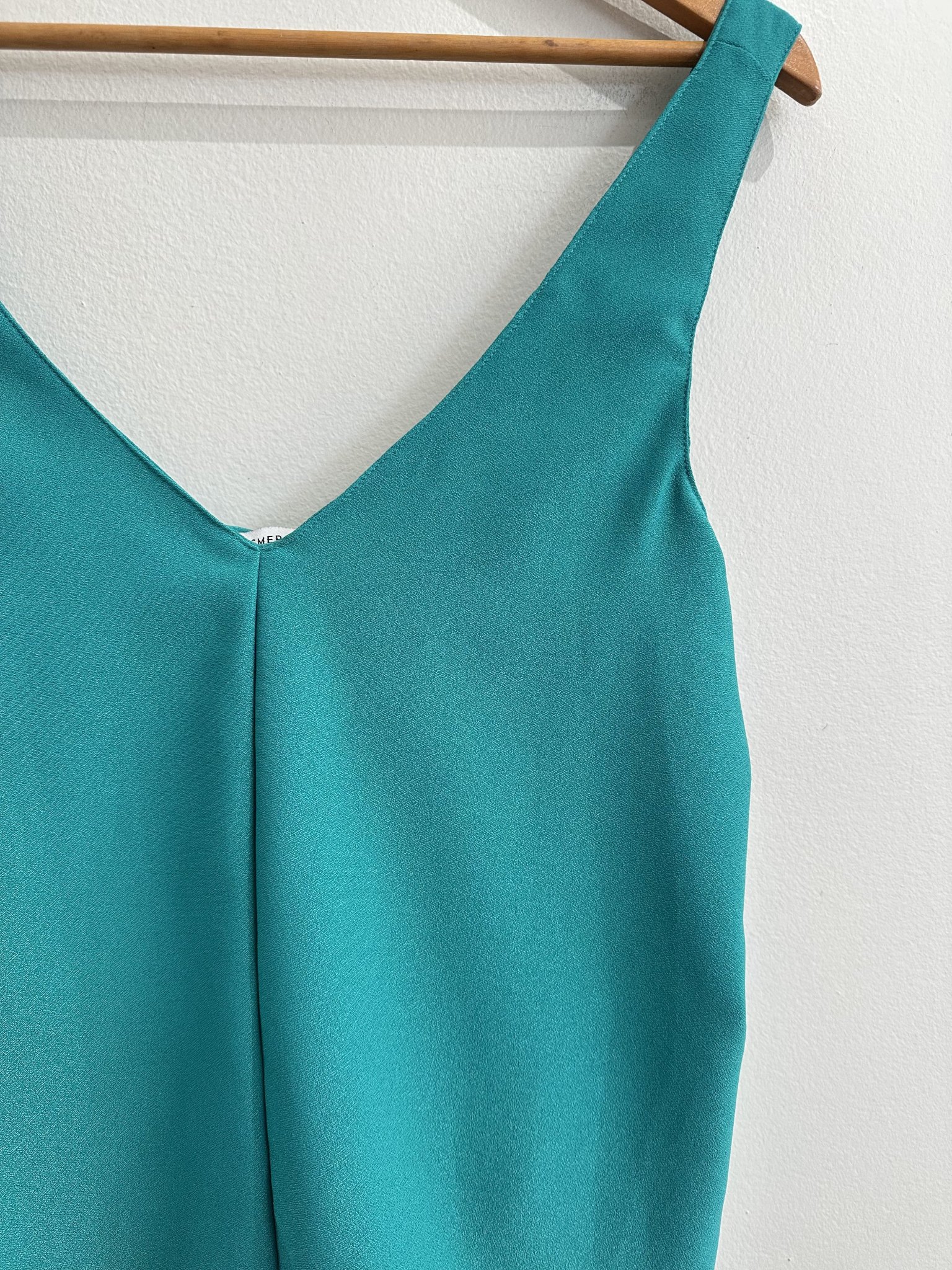 Blusa verde esmeralda de alça grosa e decote v Esmeral - P tamanho P - vista adicional 2