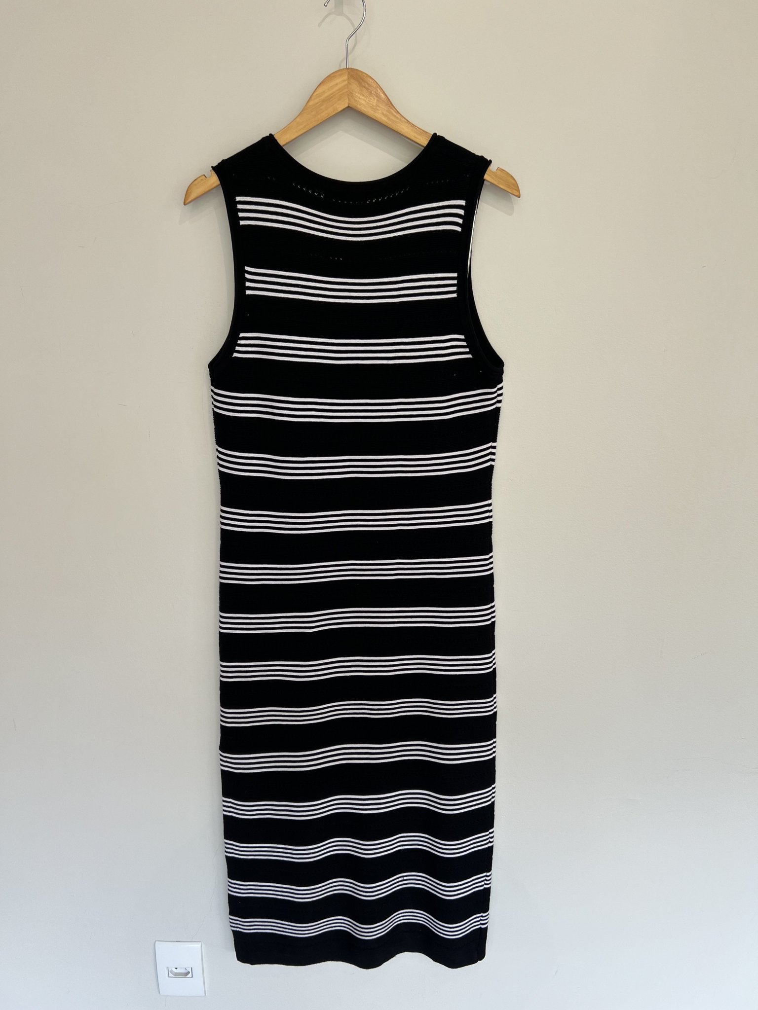 Vestido longo listrado P&B s/manga Pretty Garden de tricô - M Preto, Branco tamanho M - vista adicional 3