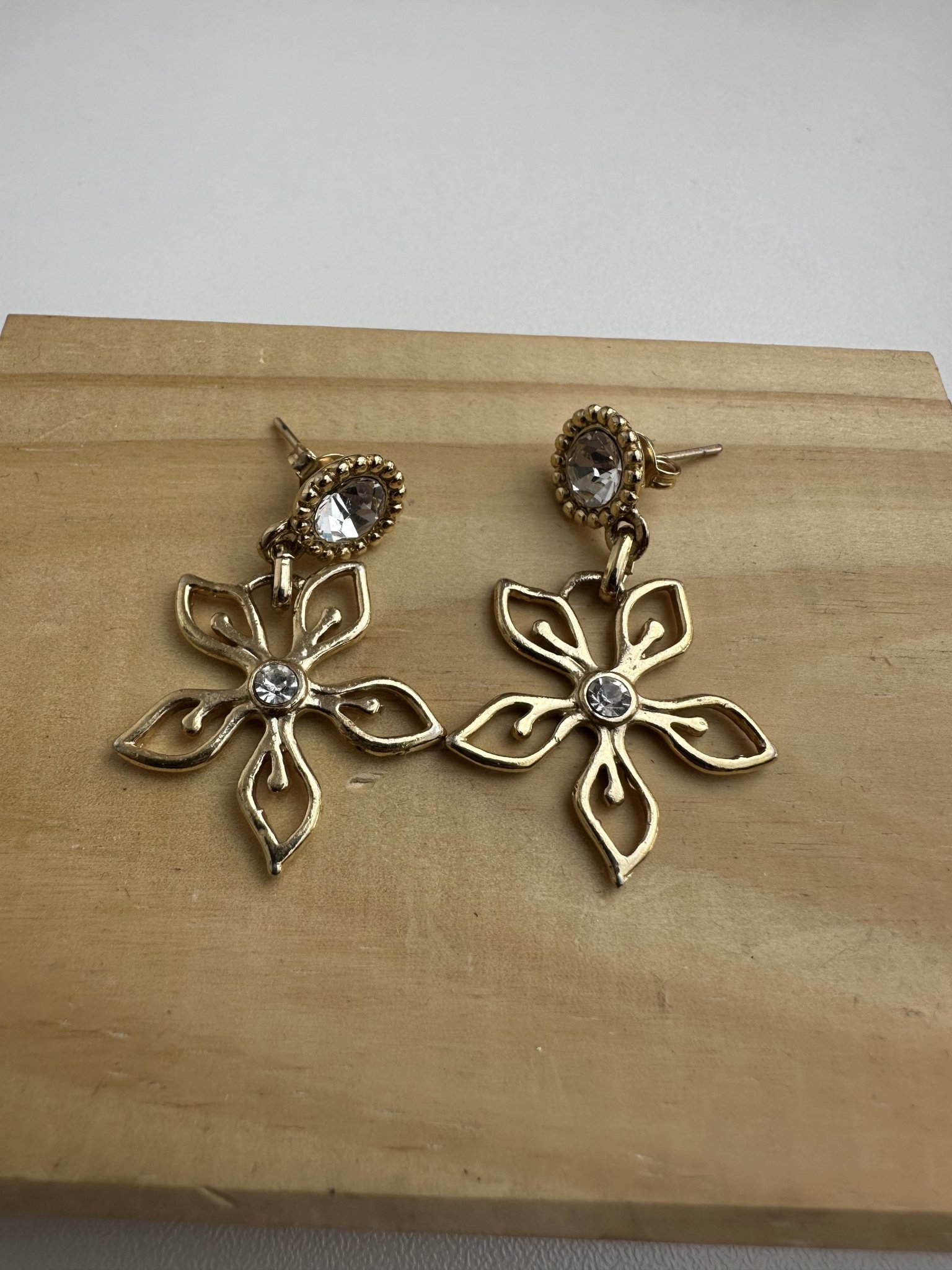 Brinco dourado flor cristalina Cristina - vista adicional 2