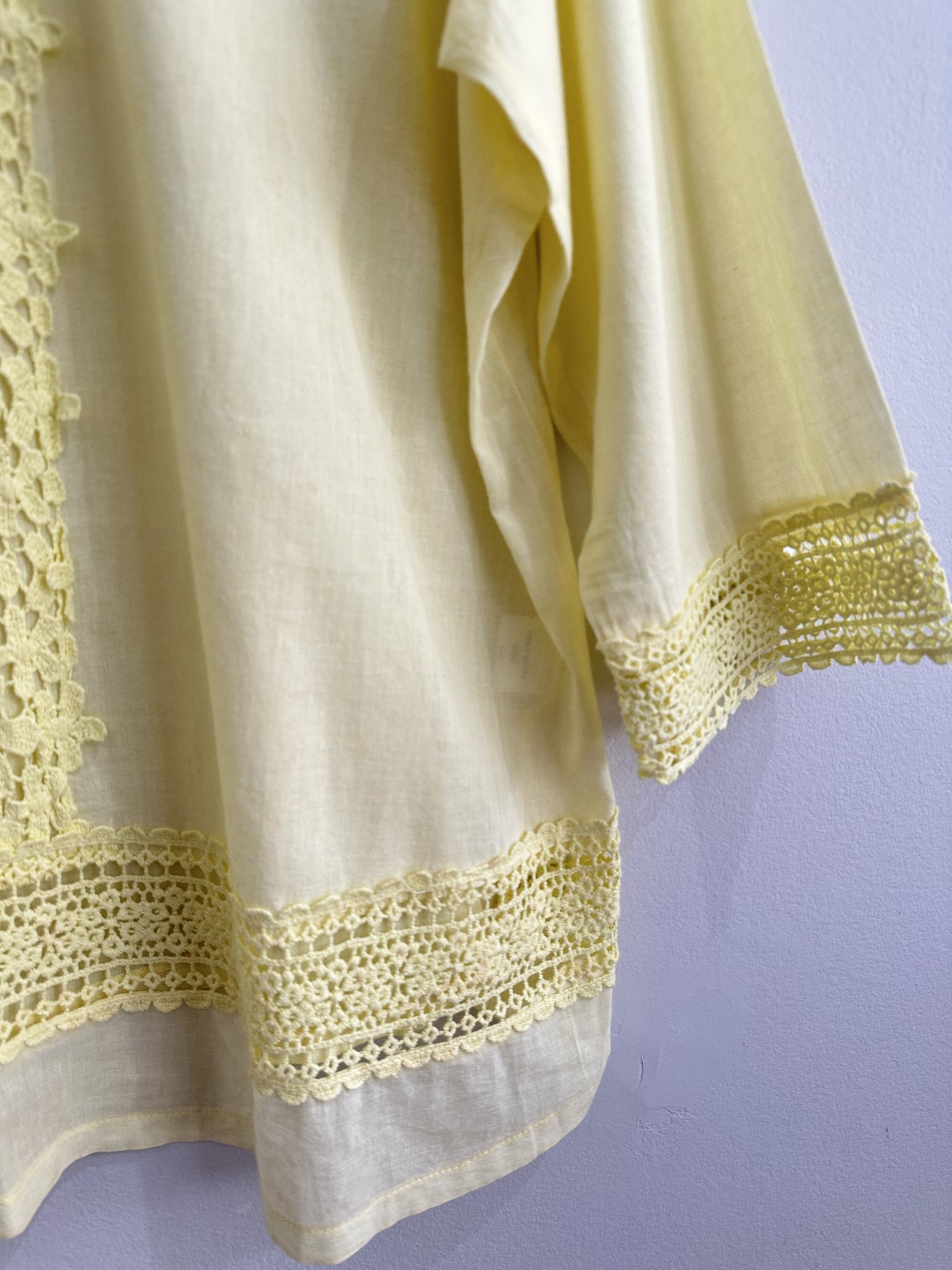 Blusa amarela c/bordados laise m/longa de algodão - G2 Amarelo - vista adicional 4