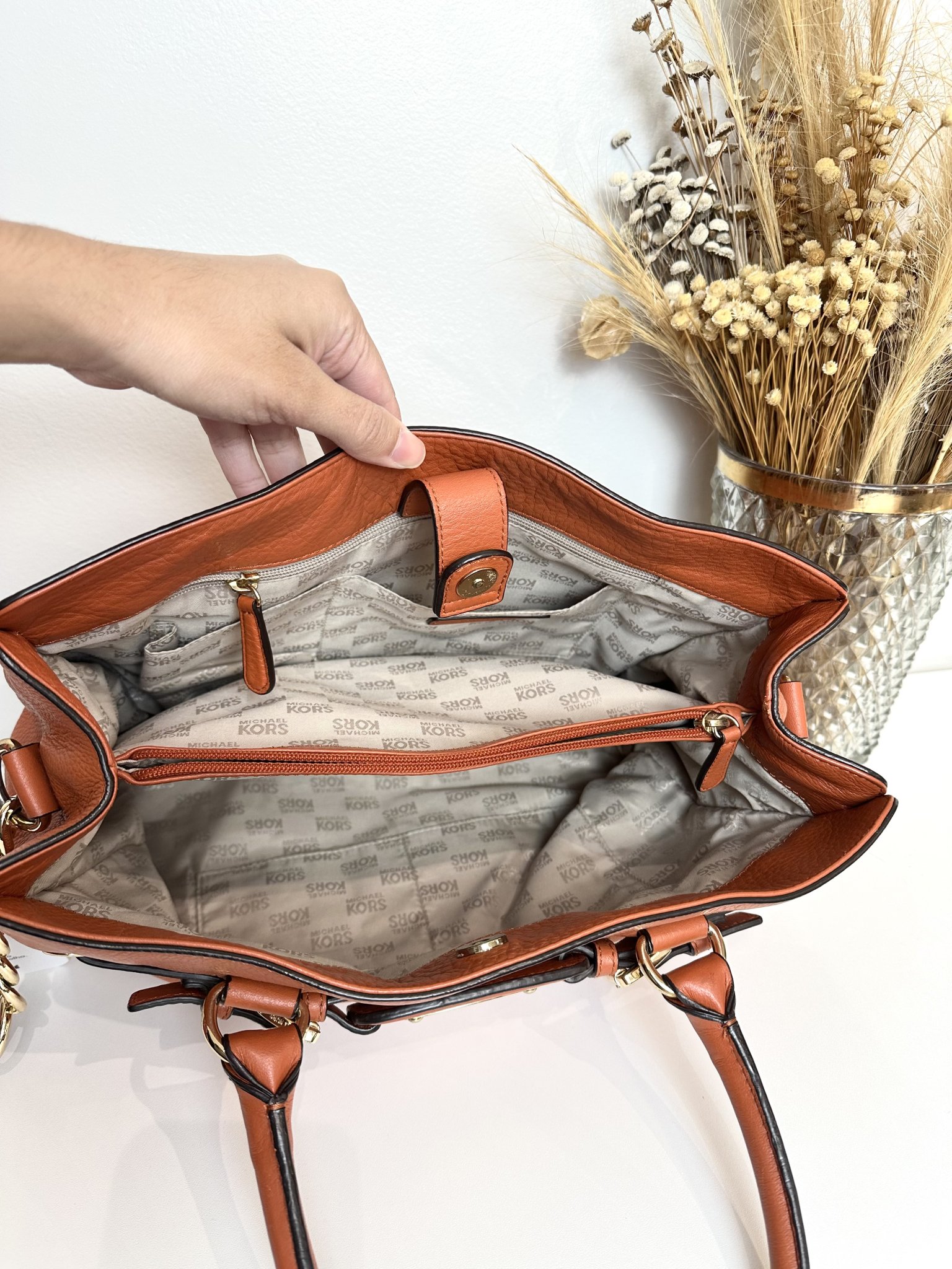 Bolsa tiracolo laranja de couro Michael Kors Bruna - vista adicional 3