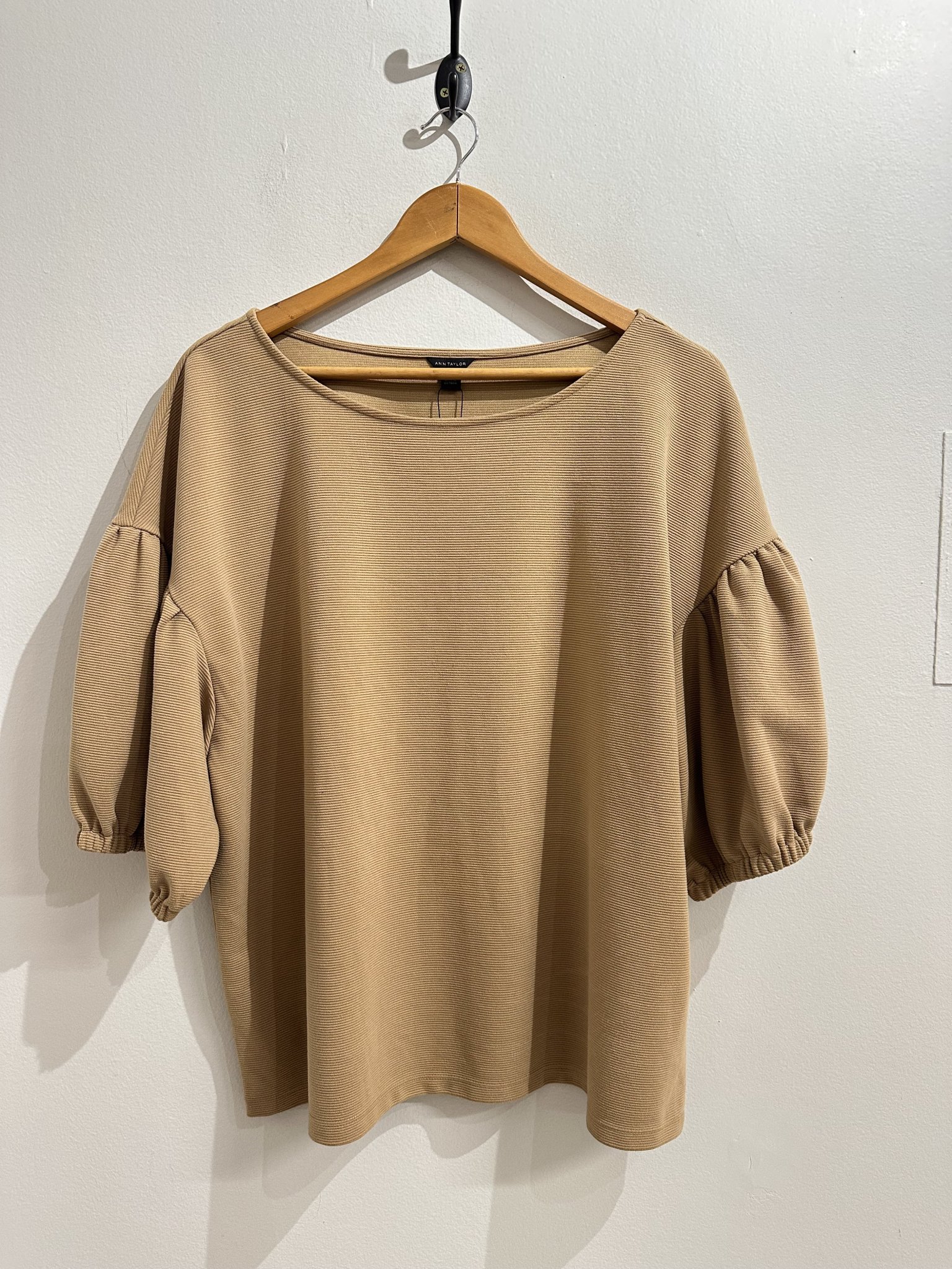 Blusa cappuccino canelada m/curta bufante Ann Taylor - 2G Bege - vista adicional 2