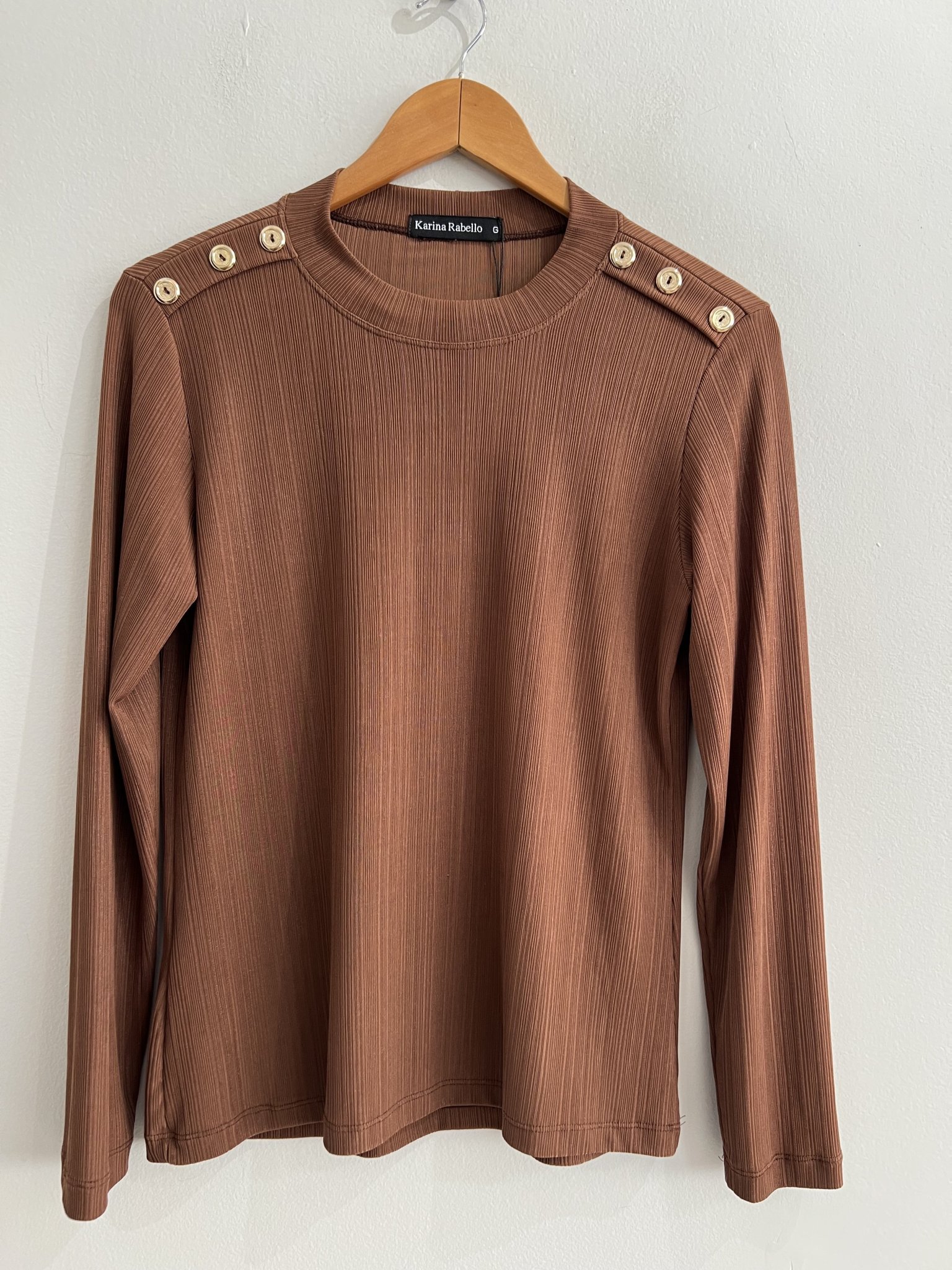 Blusa marrom texturizada m/longa c/botões dourados nos ombros Karina Rabello - G marrom, dourado tamanho G - foto principal