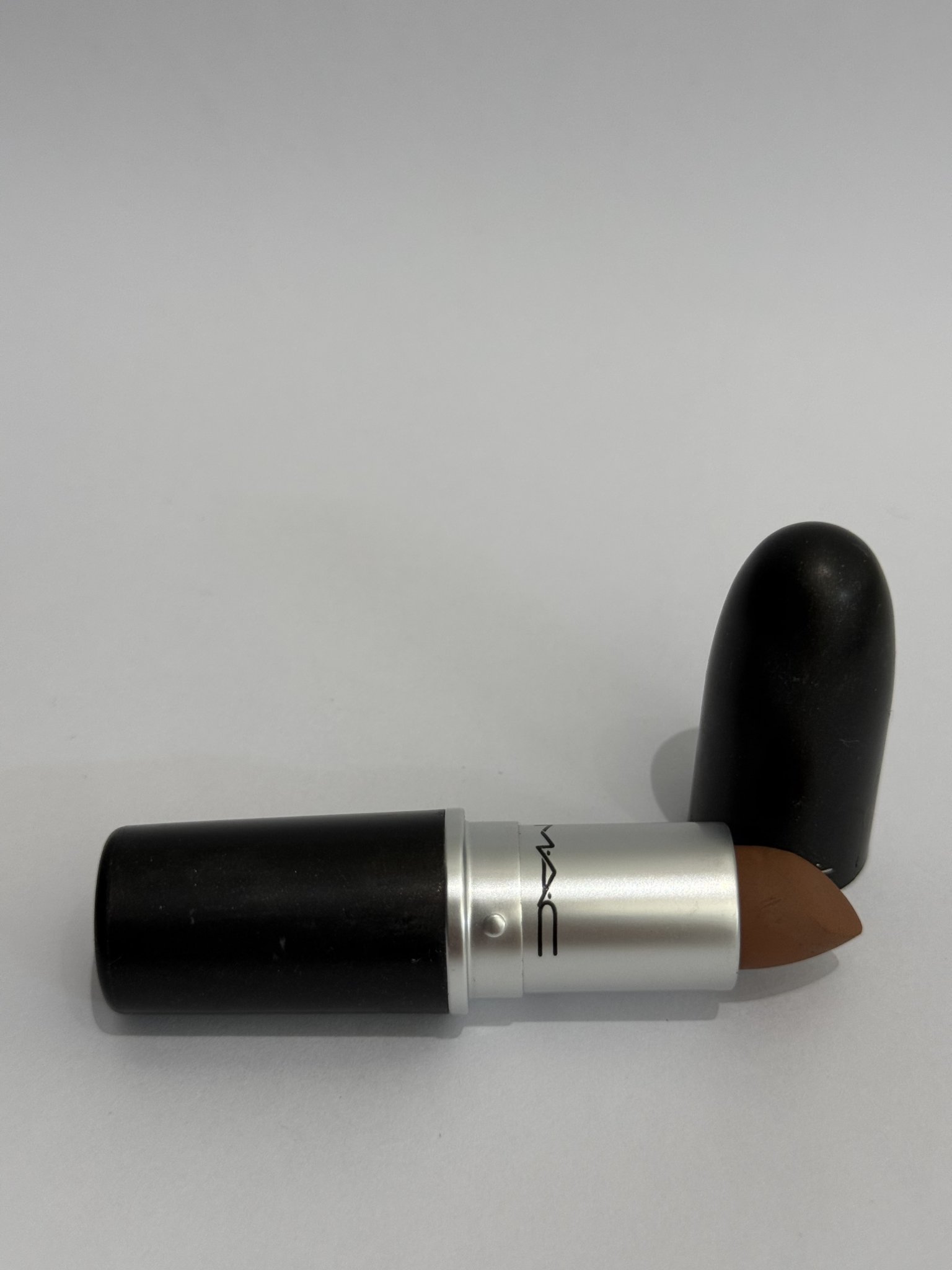 Batom MAC Impulsive linha Powder Kiss - 312 Preto, Azul-marinho - vista adicional 3
