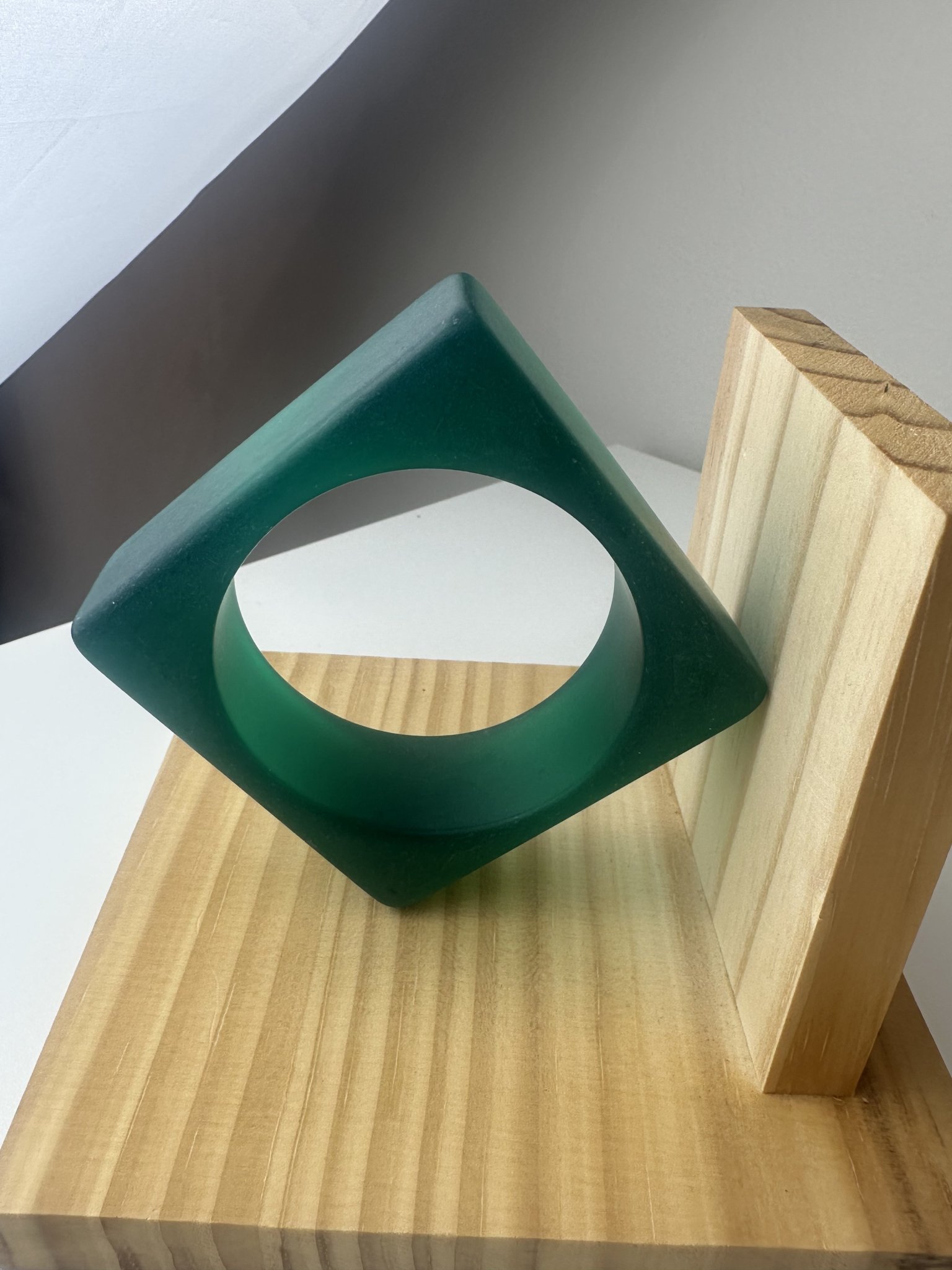 Pulseira verde quadrada de acrílico Paula - vista adicional 3