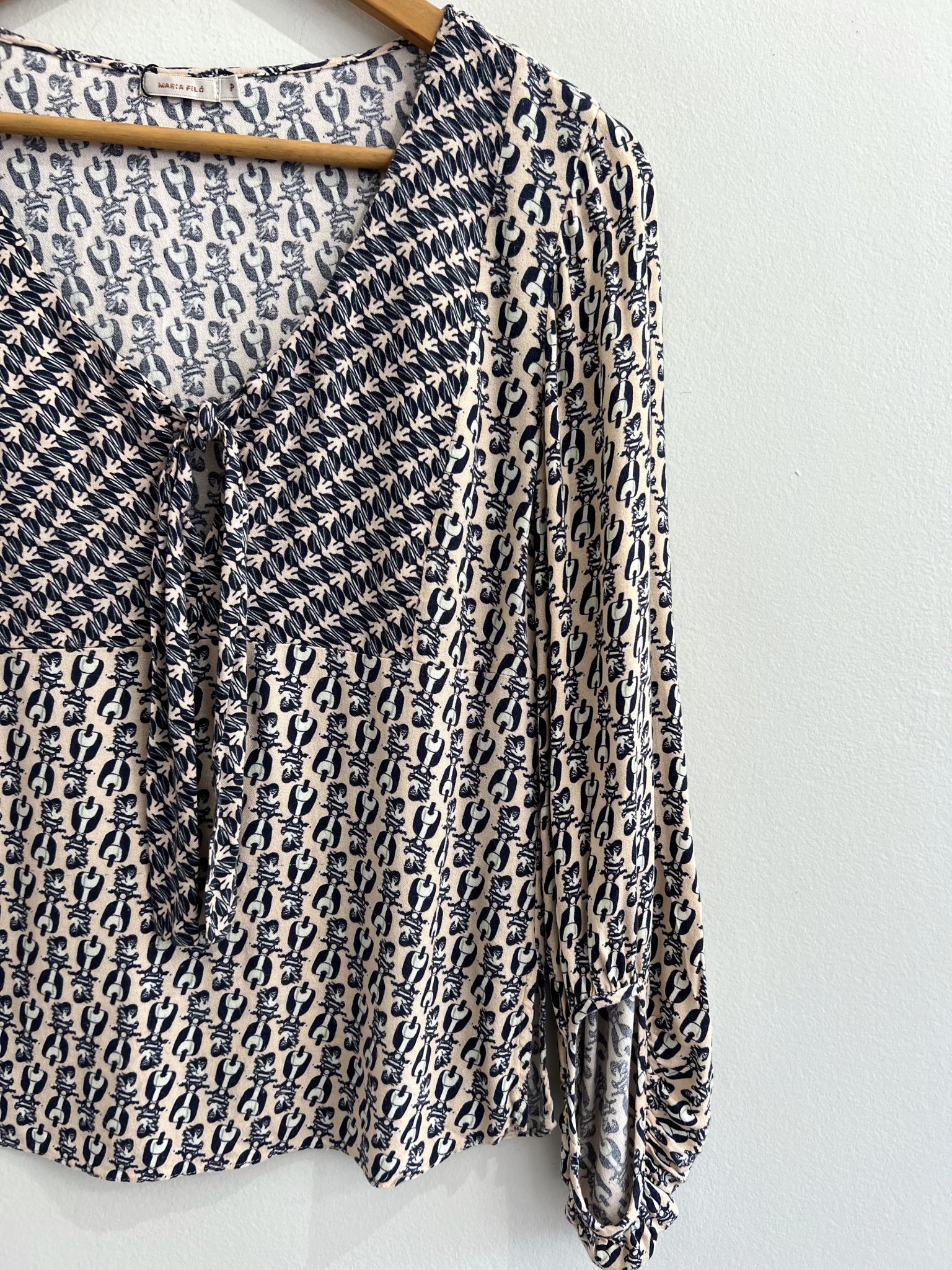 Blusa estampada Maria Filo - P Estampa, Azul, Rosa tamanho P - vista adicional 4