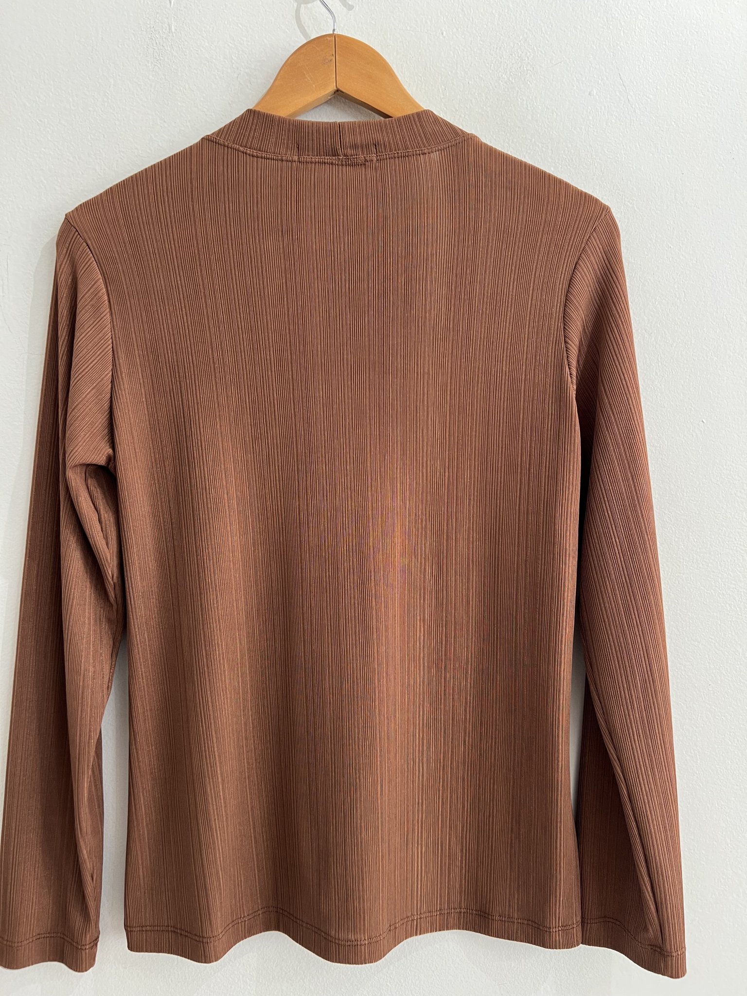 Blusa marrom texturizada m/longa c/botões dourados nos ombros Karina Rabello - G marrom, dourado tamanho G - vista adicional 3