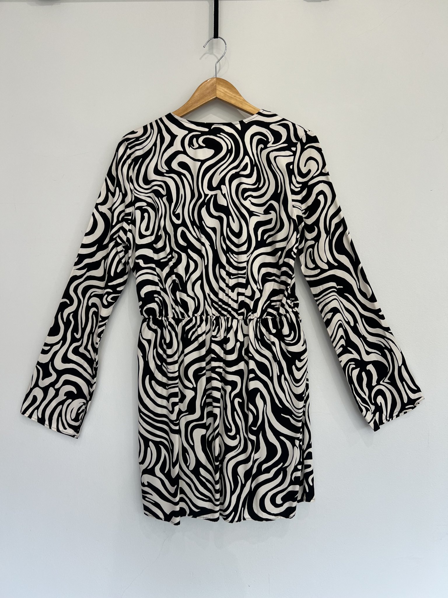 Vestido transpassado P&B estampa abstrata m/longa H&M - P Preto, Branco tamanho P - vista adicional 2
