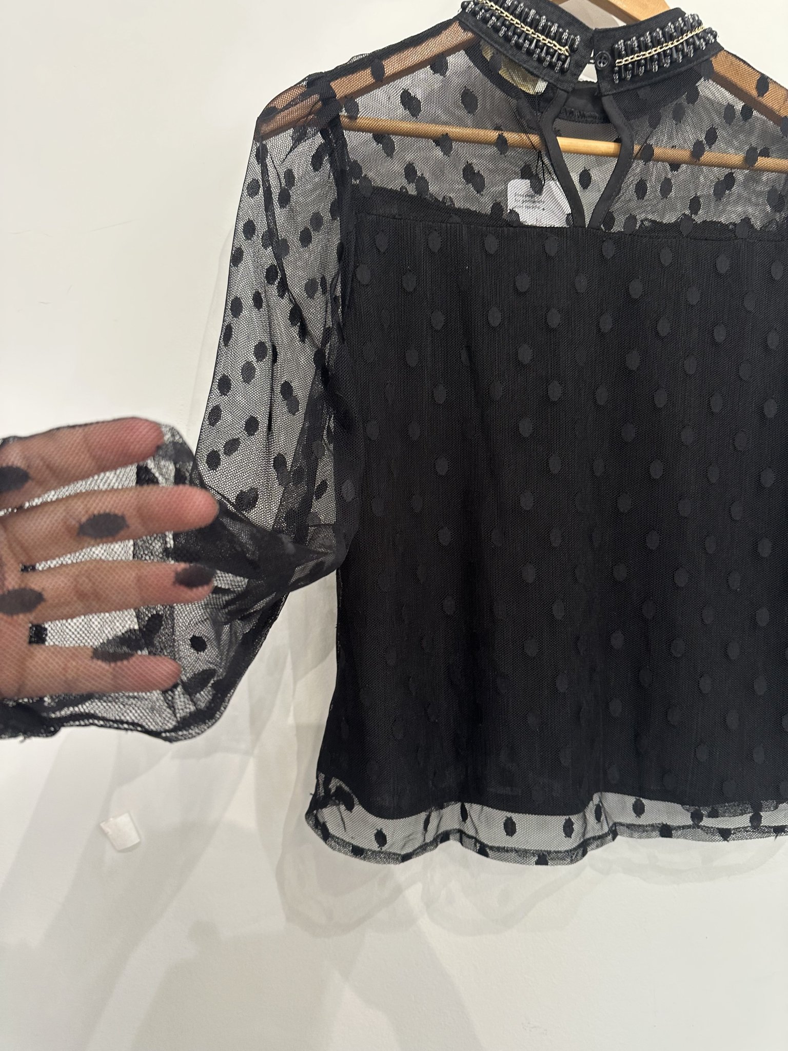 Blusa de tule estampa poá e pedraria Golden Tulip - M Preto tamanho 38/40 - vista adicional 3