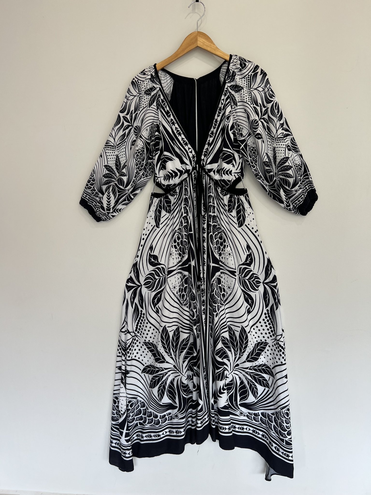 Vestido longo P&M mix de estampas c/recortes na cintura decote v m/longa bufante Farm - P Cinza, Preto tamanho P - vista adicional 2