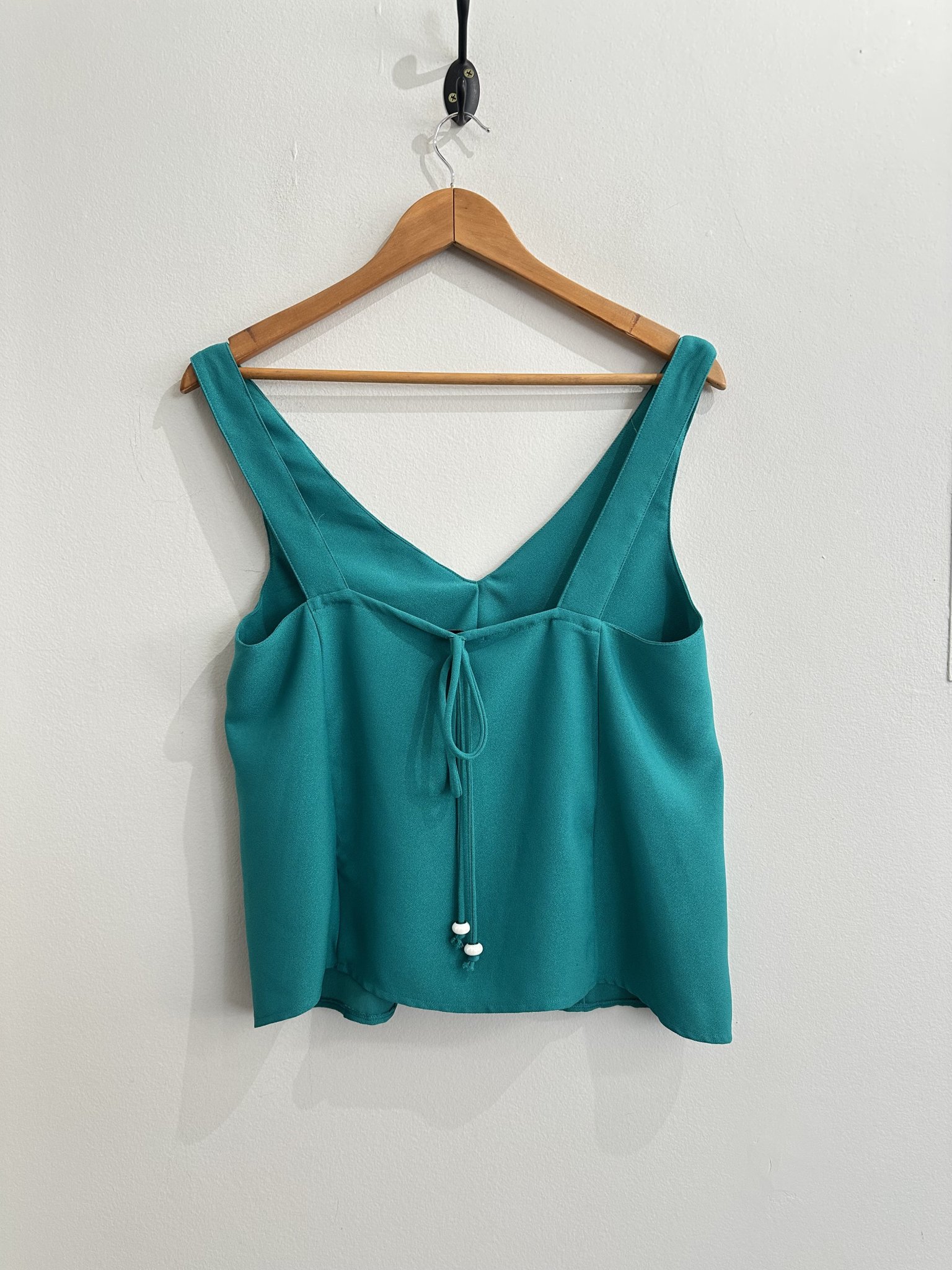 Blusa verde esmeralda de alça grosa e decote v Esmeral - P tamanho P - vista adicional 3