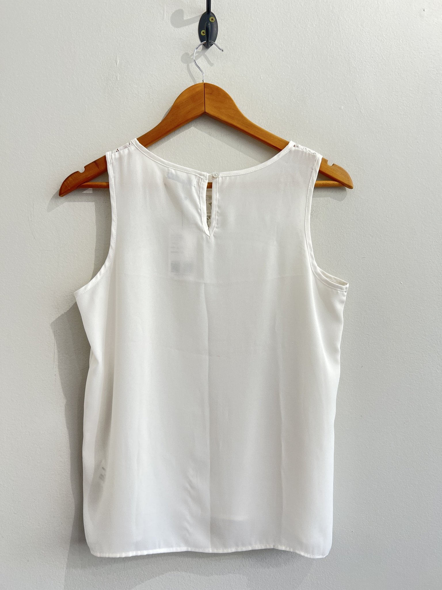 Blusa branca bom bordados e renda sem manga e com transparência Marisa Branco - vista adicional 2