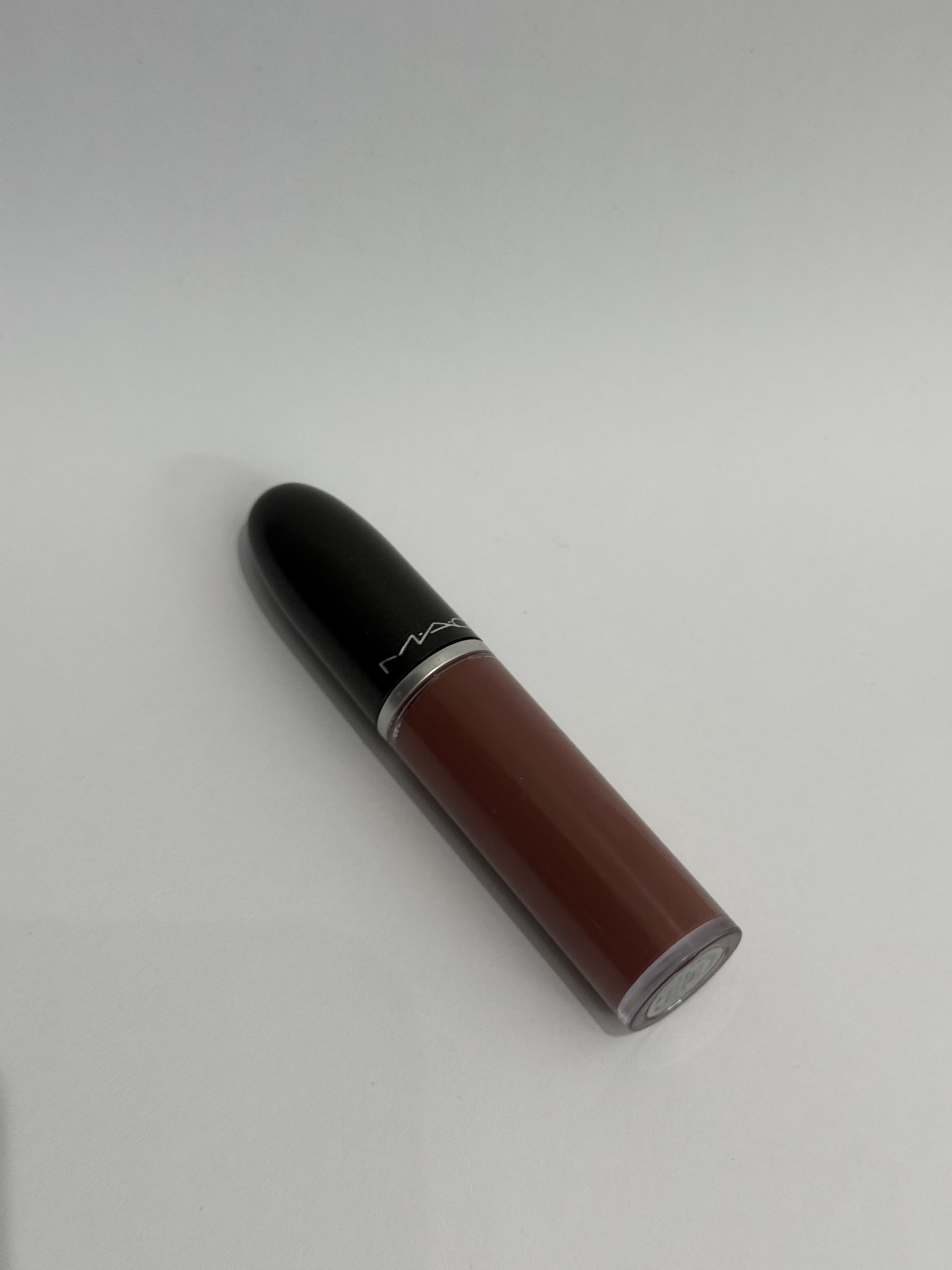 Batom líquido retro matte - Topped with Brandy MAC Vinho, Cinza, Bege - foto principal