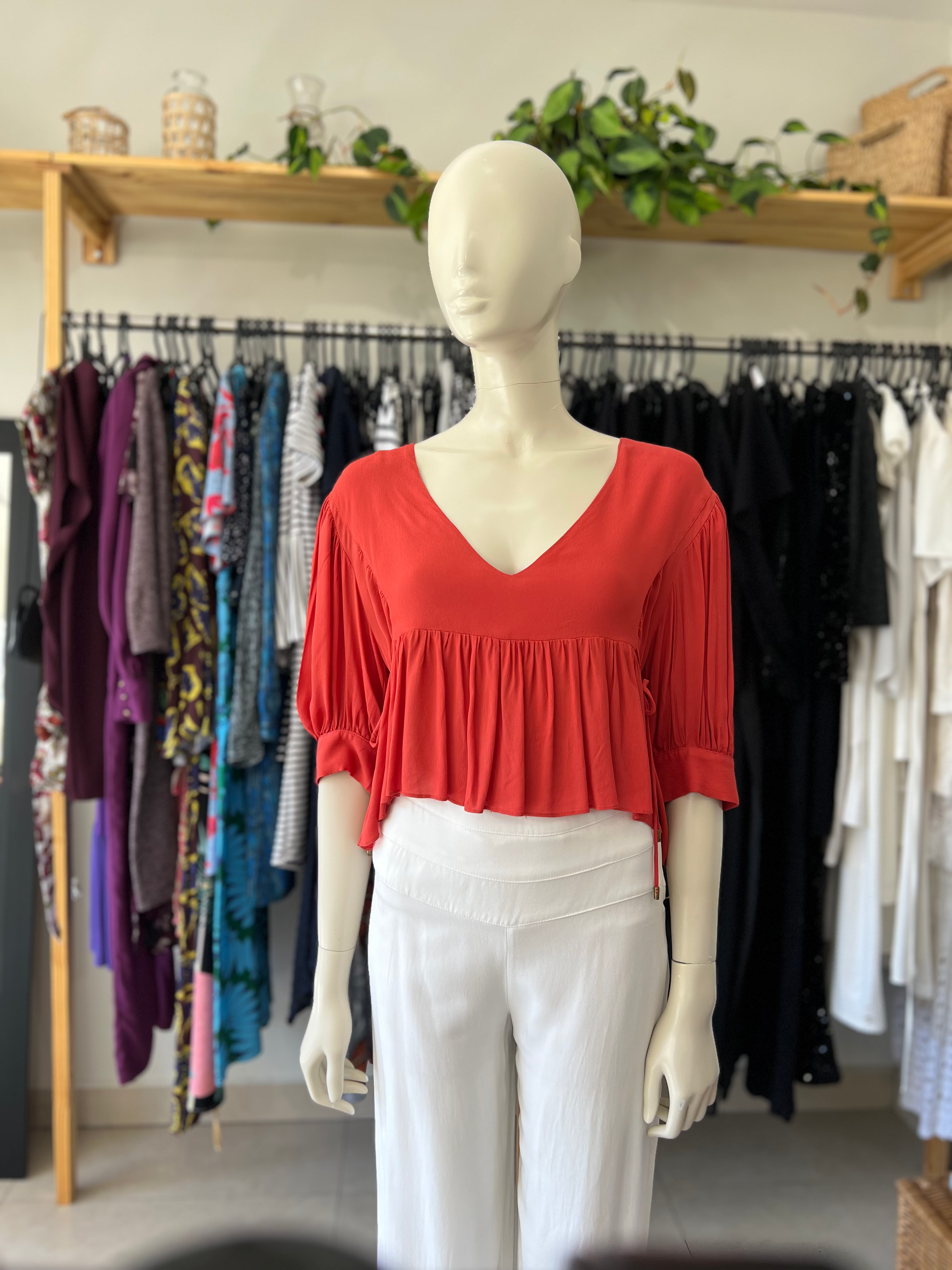 Blusa Nati Vozza cropped crepe viscose coral