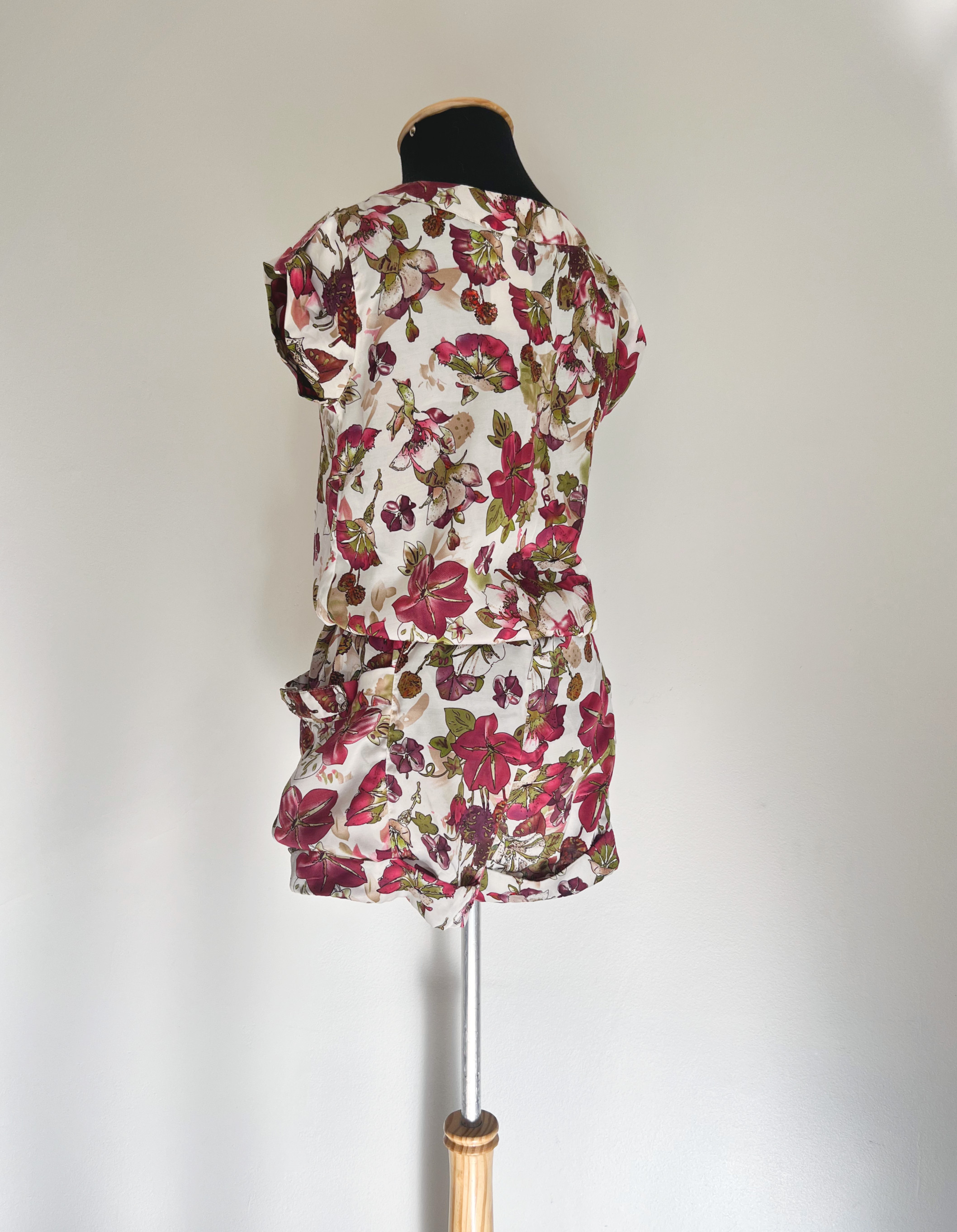 Macaquinho floral cetim Cortelle - P Vermelho, Bege, Cinza tamanho P - 13388-5