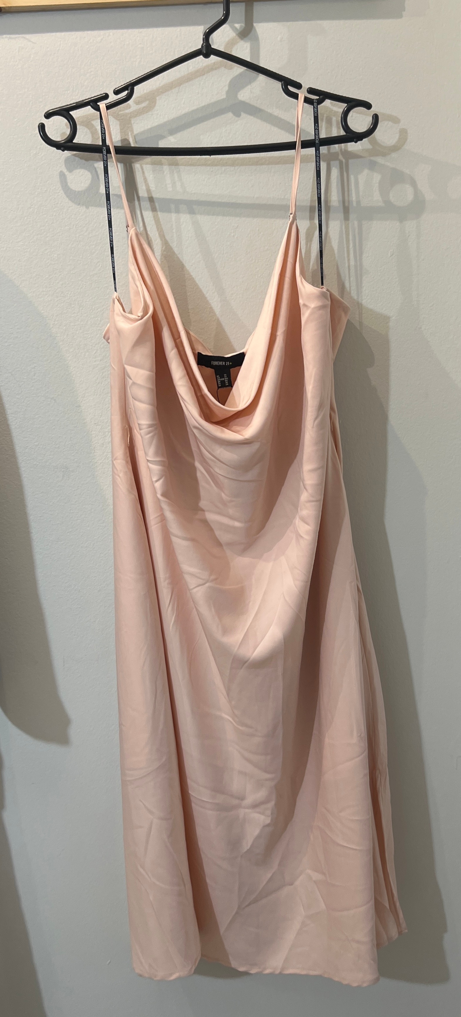 Vestido slipdress rose no cetim premium Forever 21 Bege - 17082-1